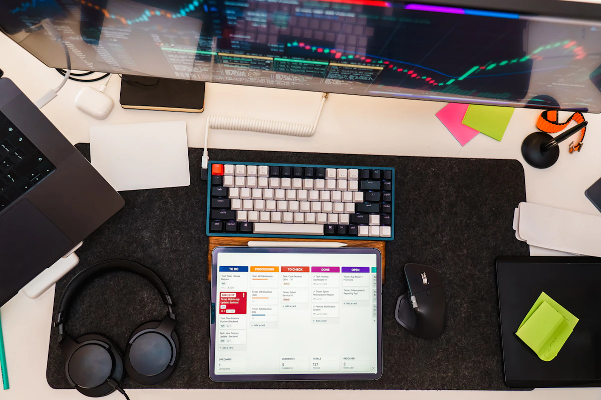 Meja kerja dengan monitor grafik data dan tablet