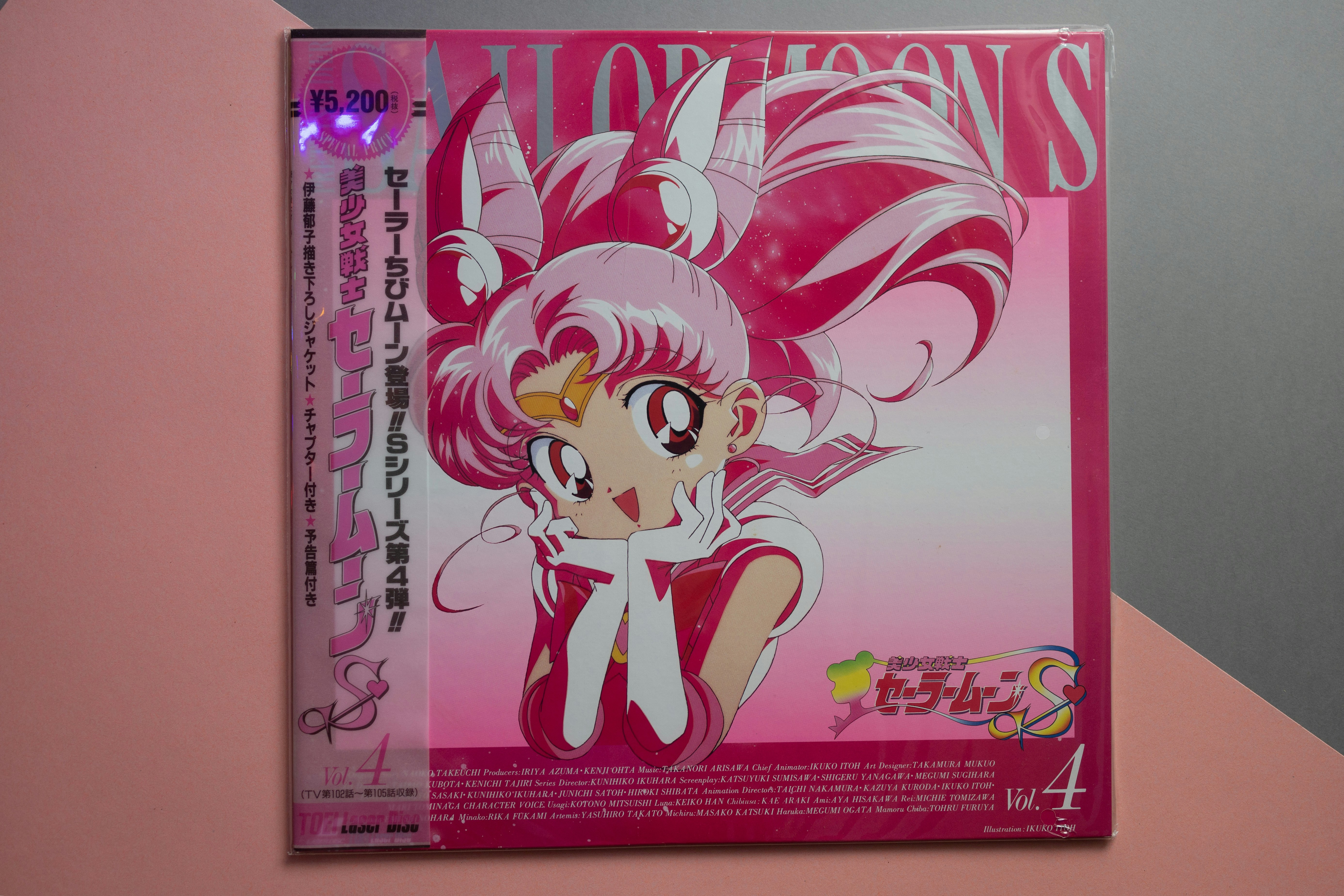 Uma ilustração rosa de personagem de anime na capa do volume quatro de Sailor Moon S