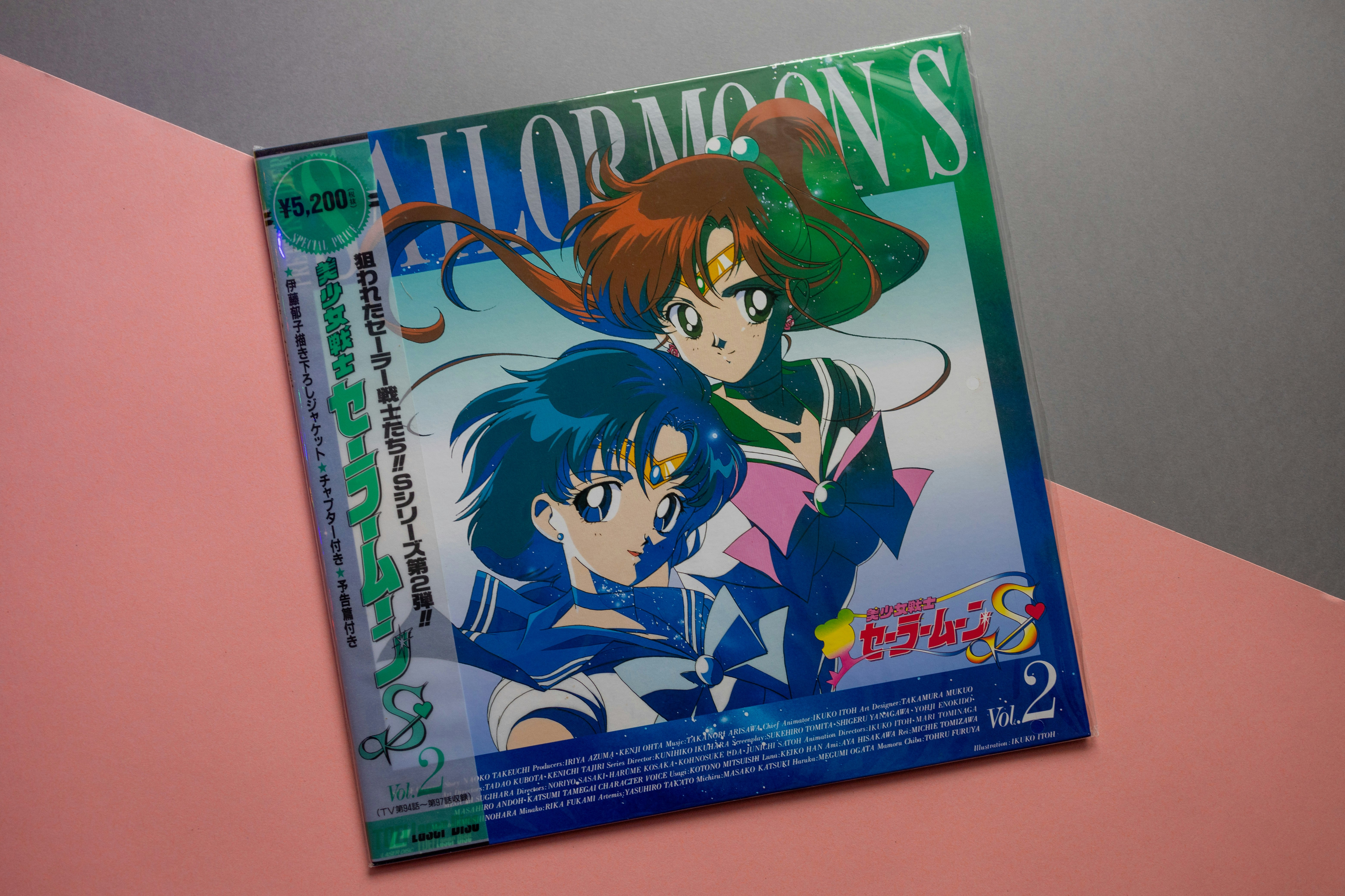 Uma capa de DVD de anime com duas personagens femininas de cabelos azuis e castanhos