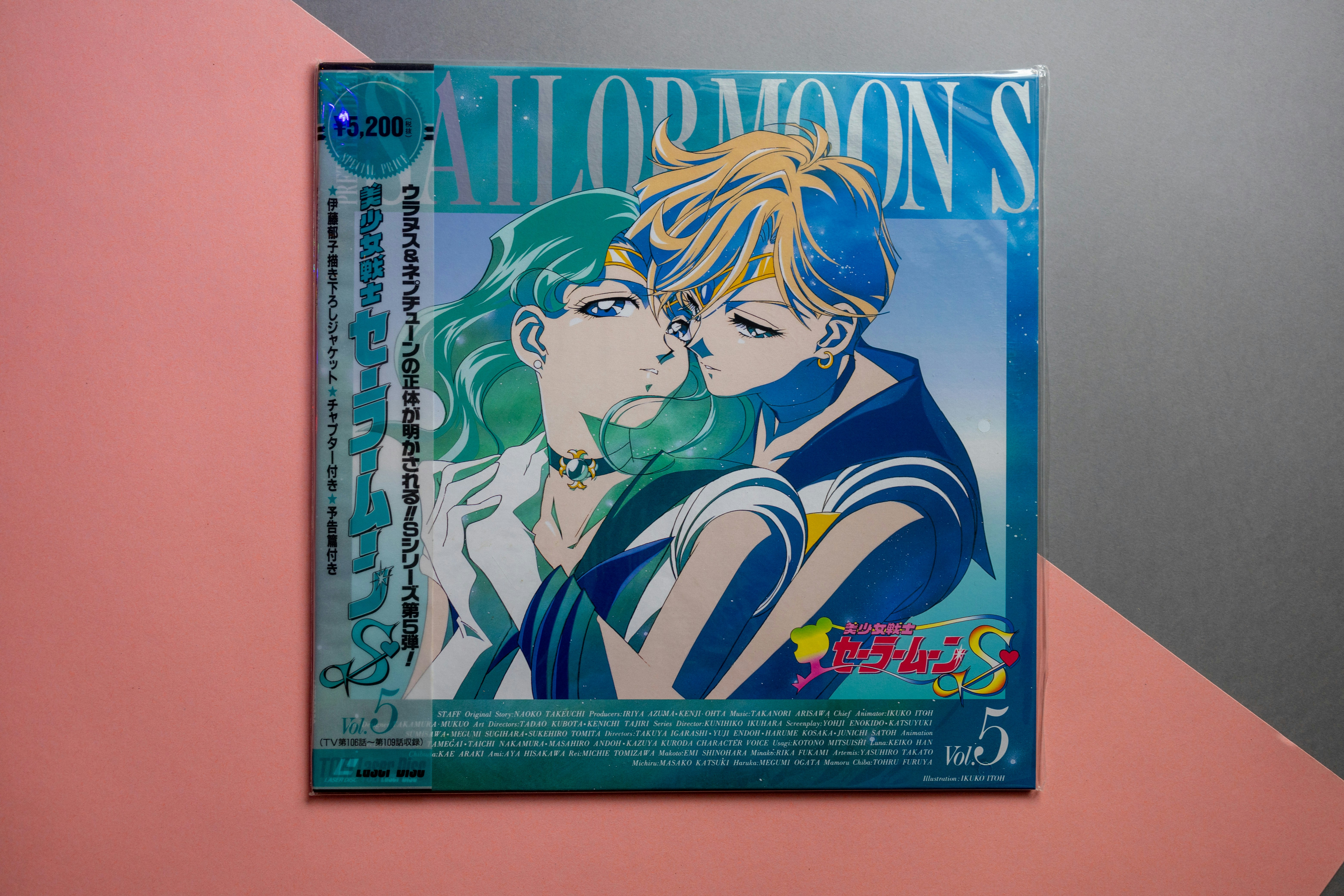 Uma capa de laserdisc de anime Sailor Moon S com dois personagens em um fundo rosa