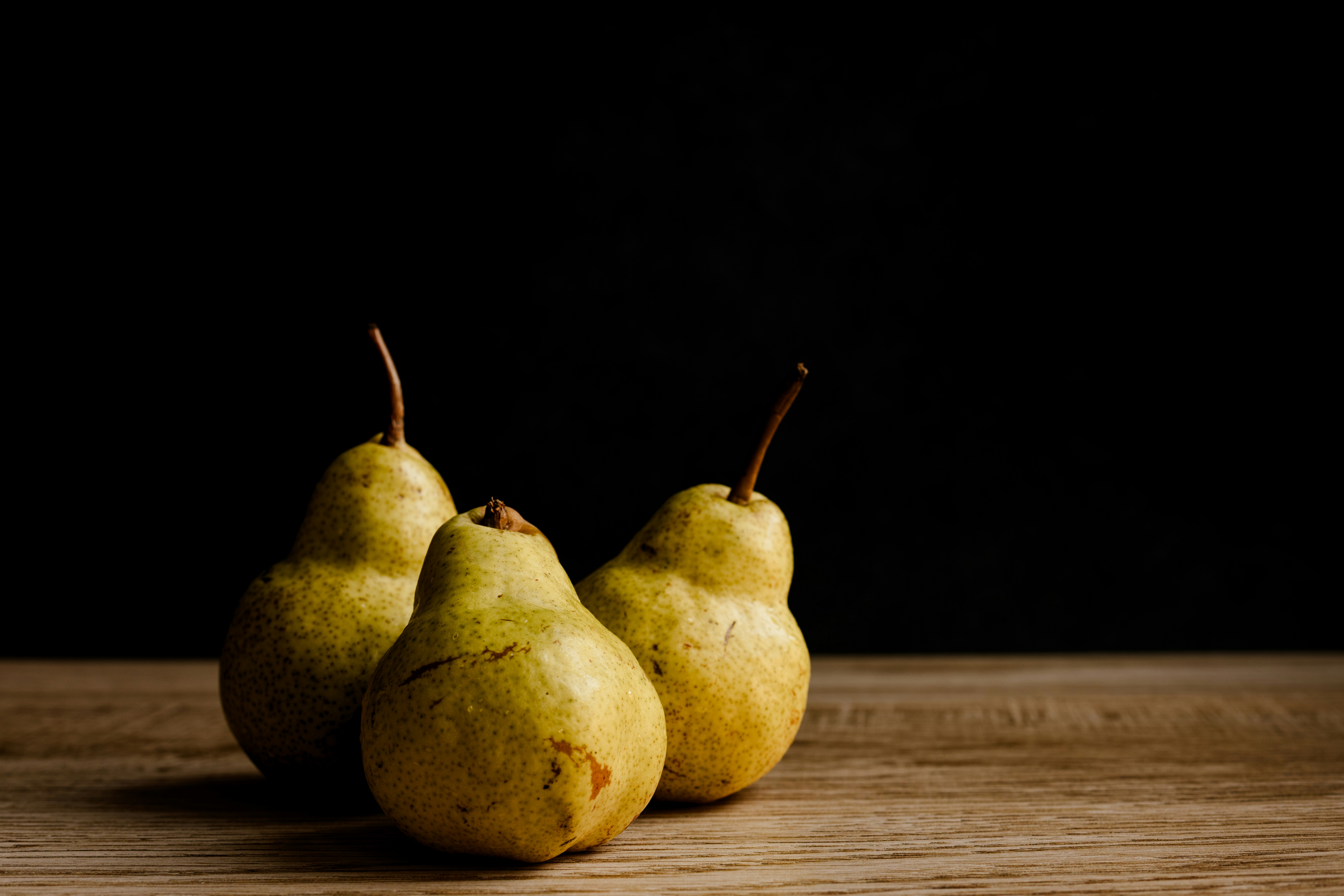 fresh pears on wooden table, wallpaper, Bahaya Buah Pir: Fakta Medis, Efek Samping, dan Tips Aman 1