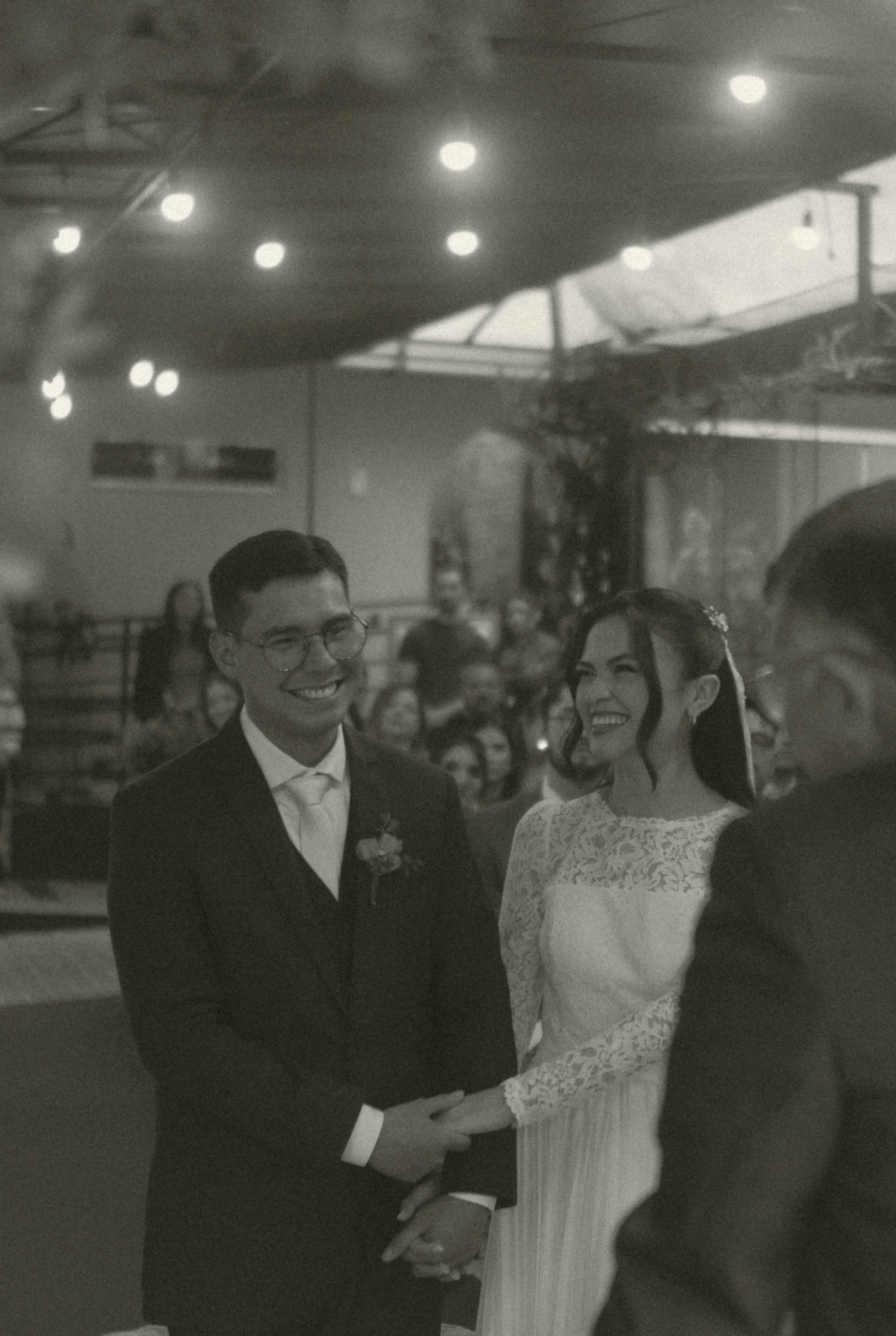Un homme et une femme souriants se tenant la main lors d’une cérémonie de mariage