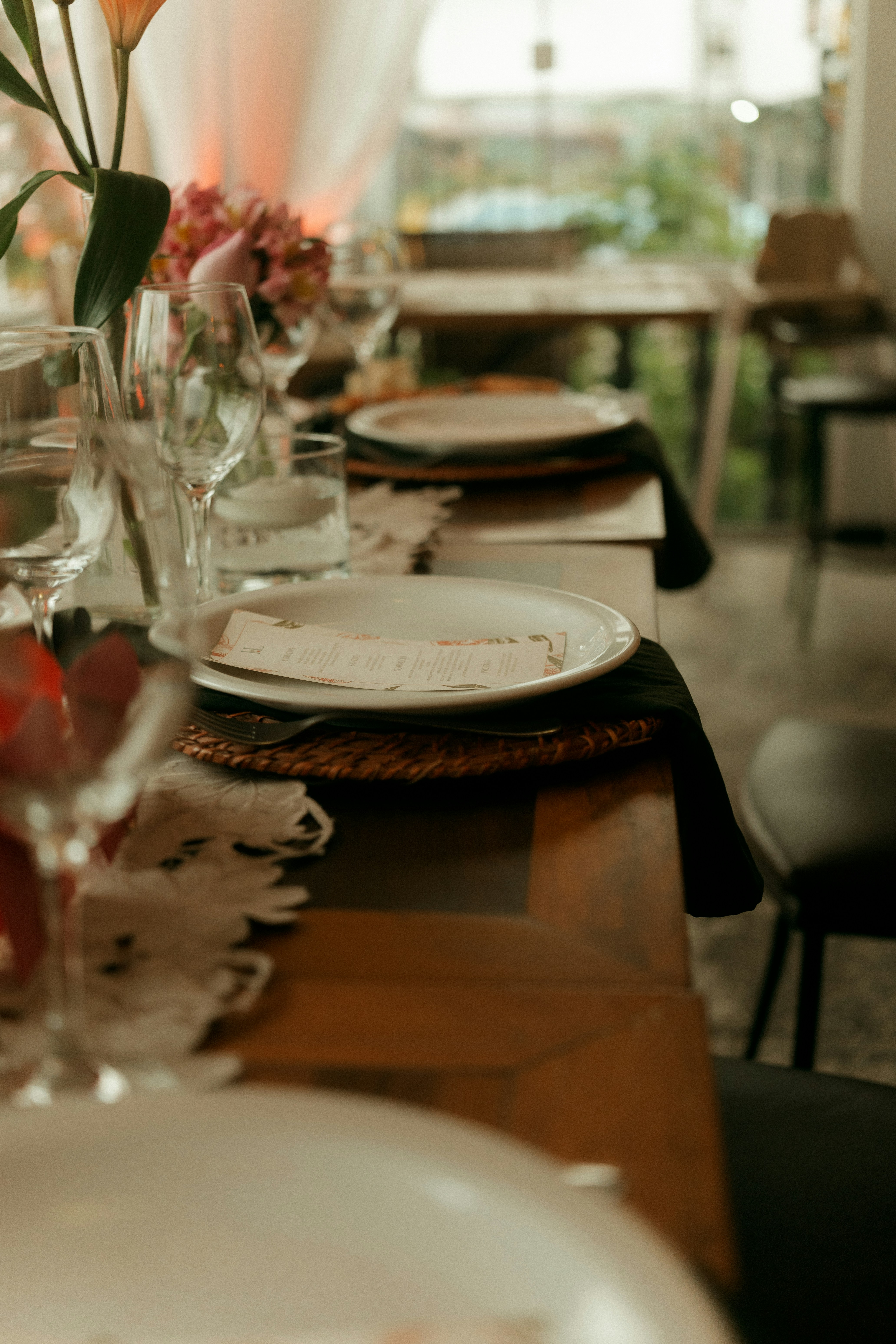 Une assiette blanche avec un menu sur un set de table tressé à une table à manger