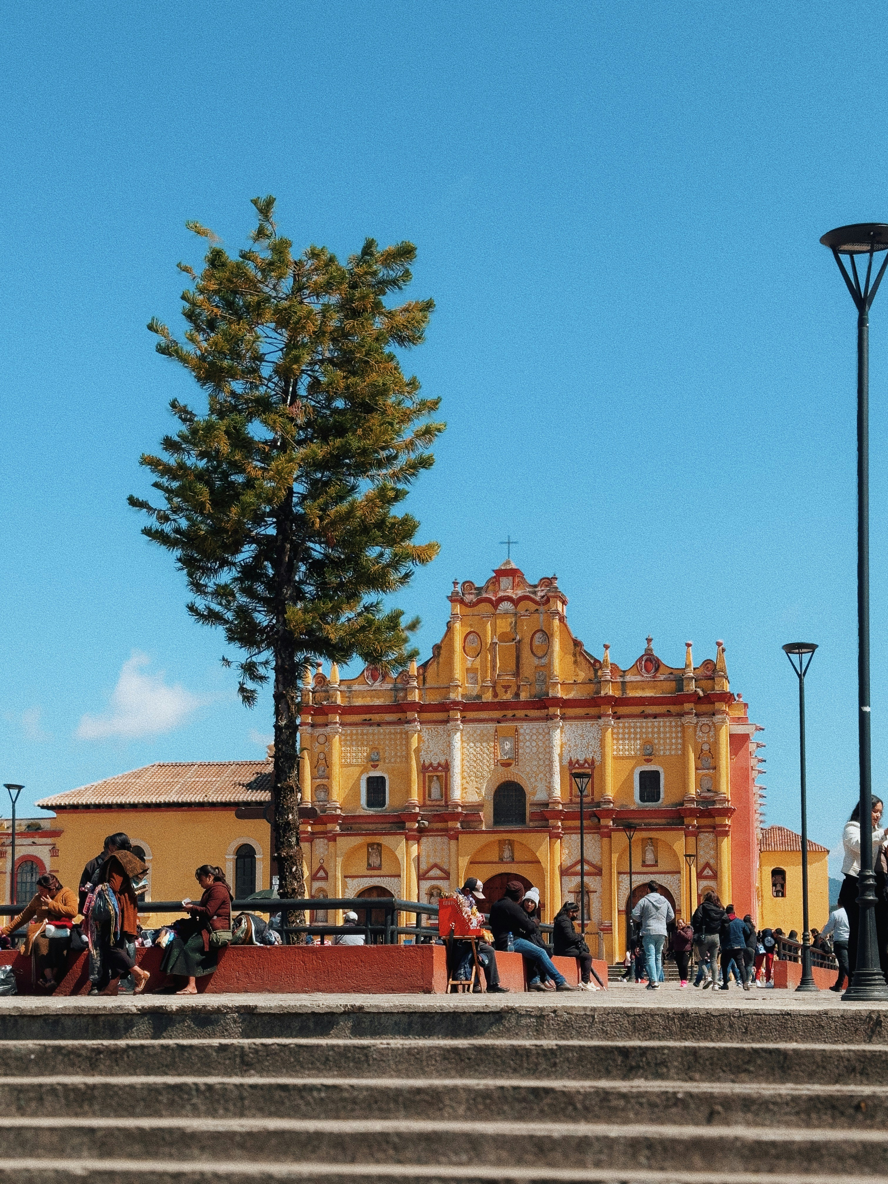 Catedral de San Cristóbal de las Casas con plaza y gente