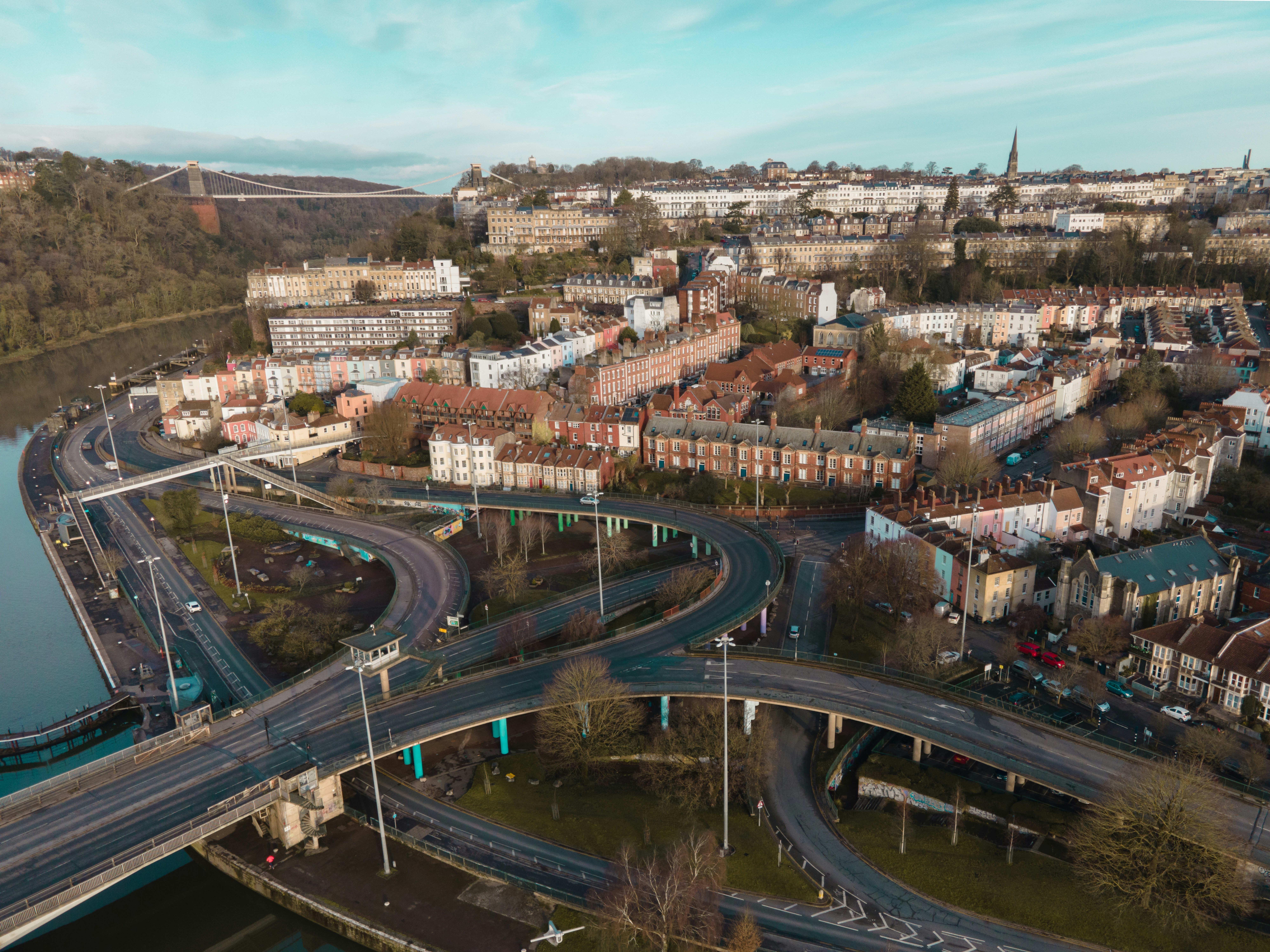 Vue aérienne du pont suspendu de Clifton et des routes urbaines à Bristol, en Angleterre
