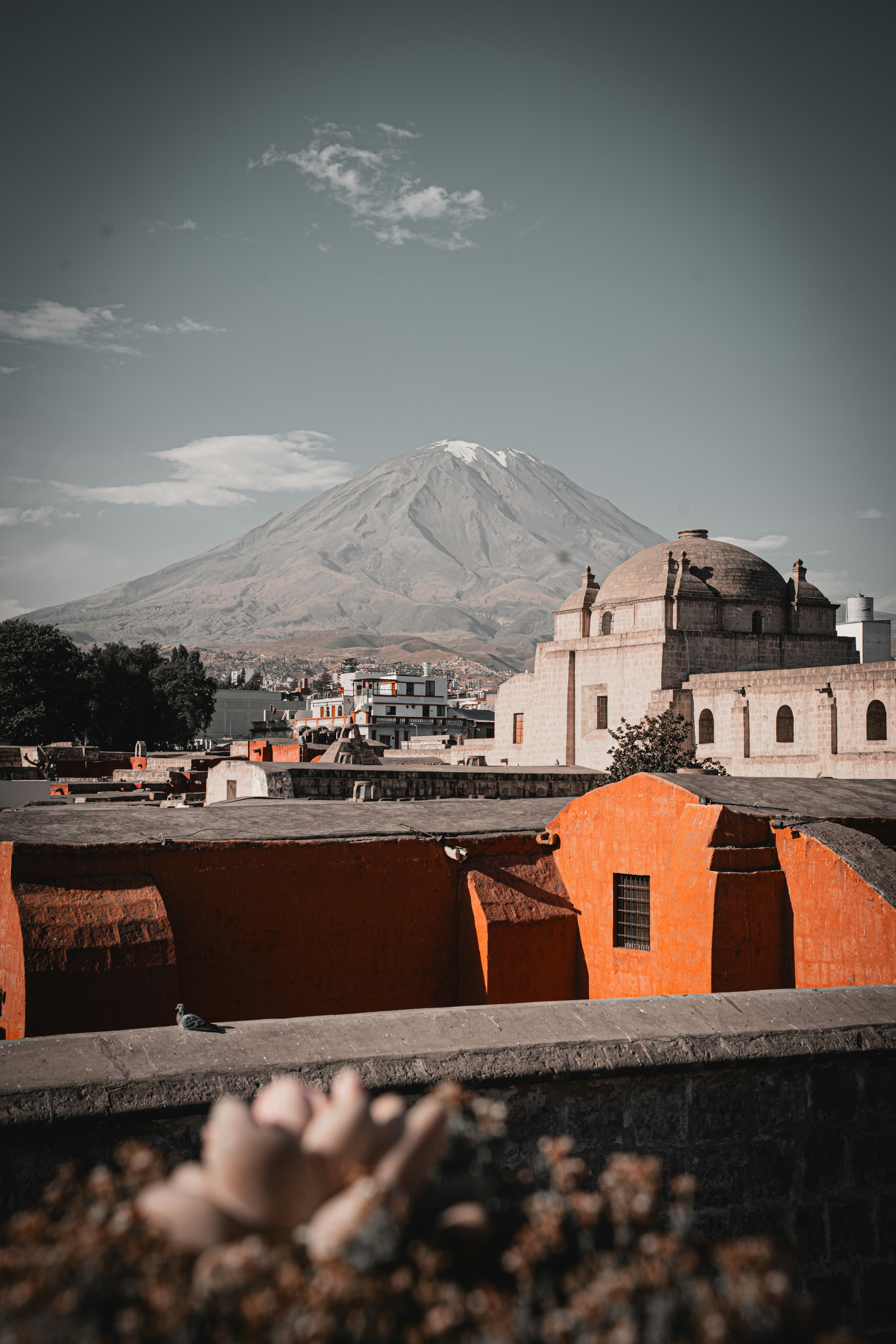 Um vulcão com neve acima dos edifícios de pedra de Arequipa