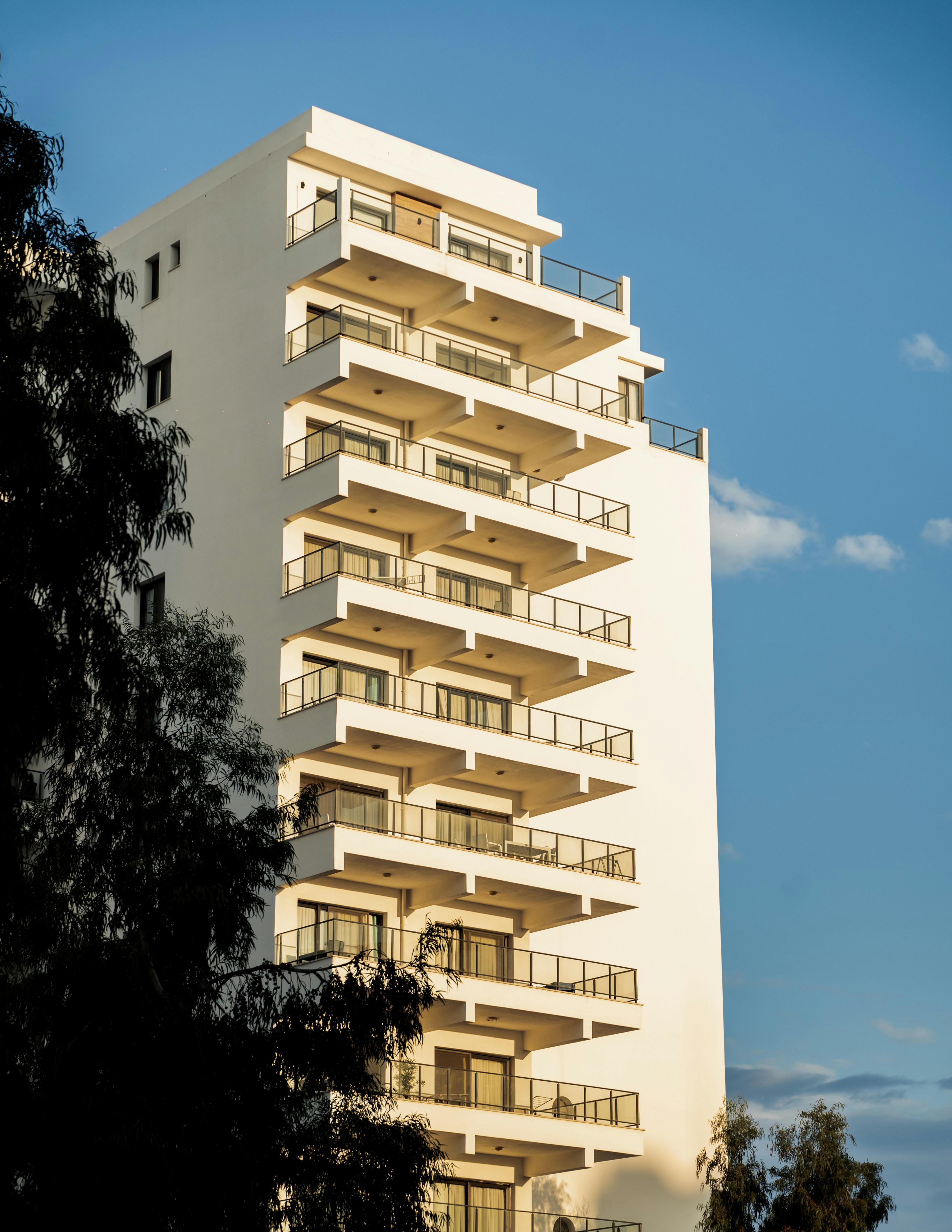 Edificio de apartamentos blanco con balcones - Foto gratuita en Unsplash