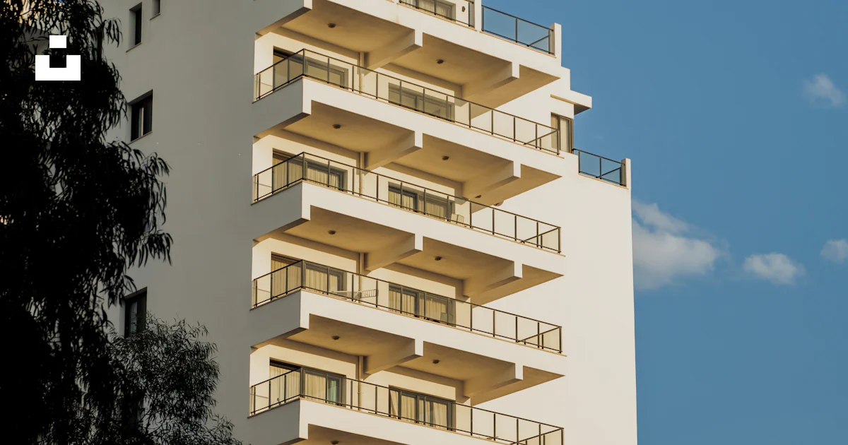 Cyprus Os Map Edificio de apartamentos blanco con balcones - Foto gratuita en Unsplash