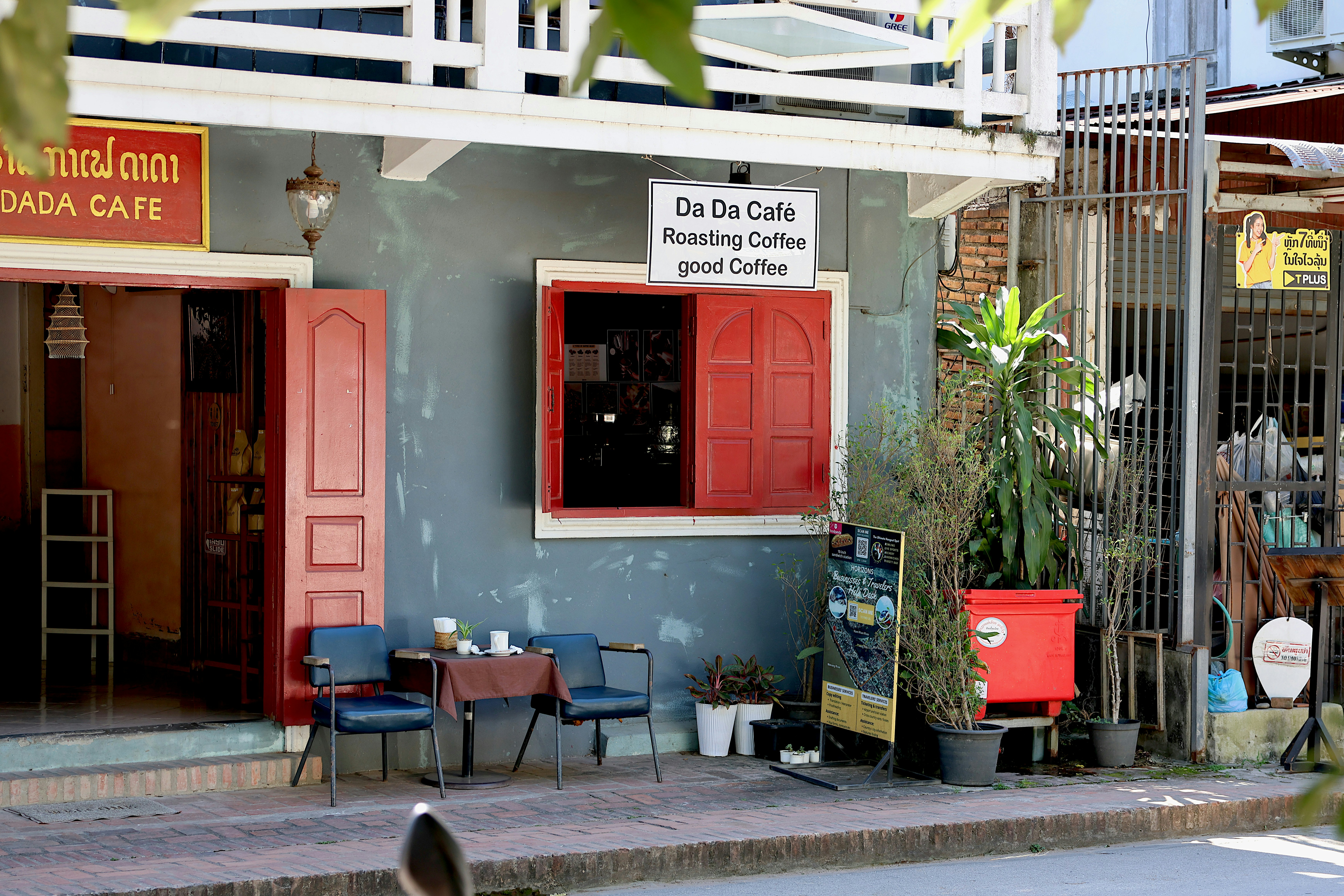 Street view of a small-format specialty coffee shop in Nungambakkam, Chennai.