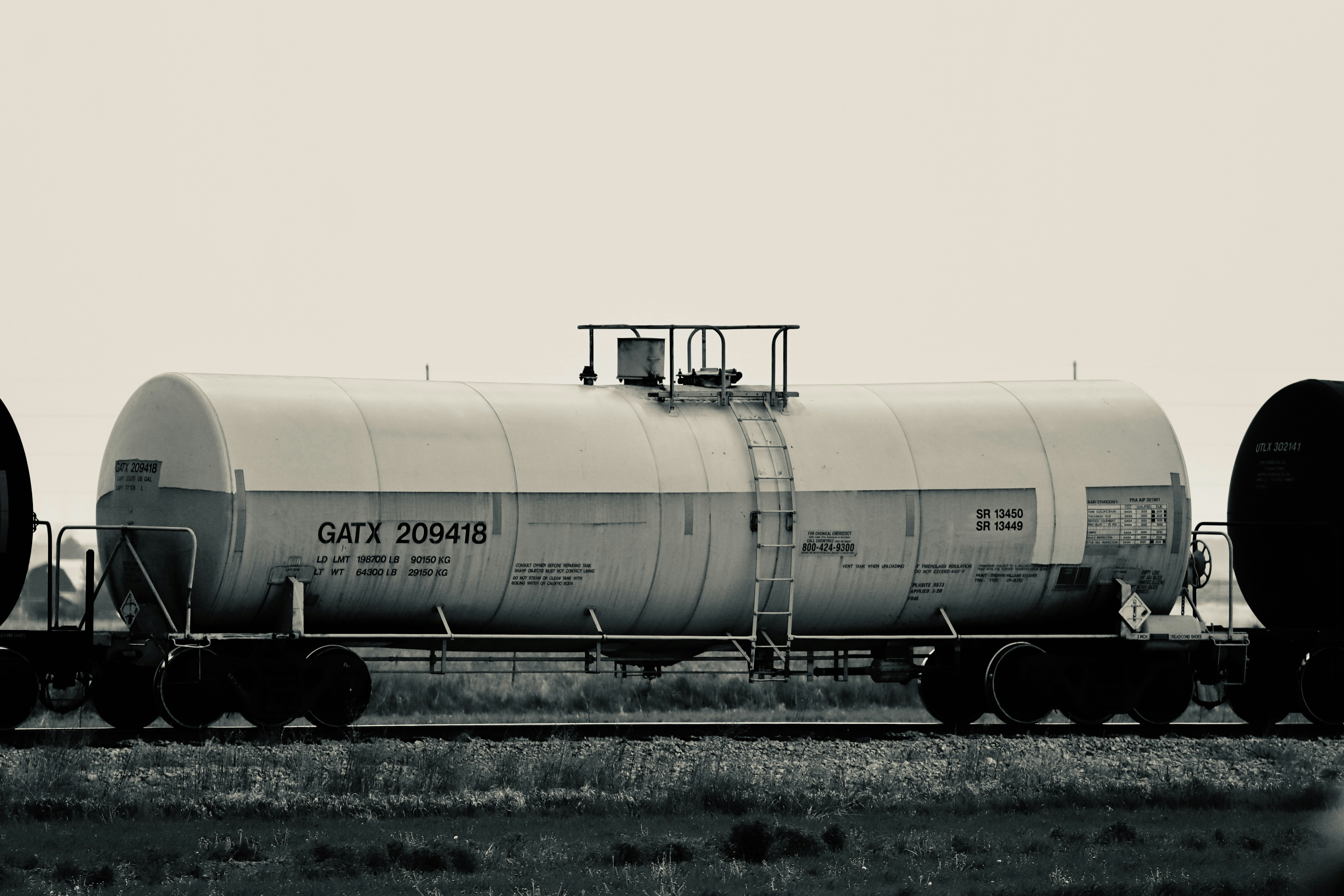 Wagon-citerne blanc GATX sur chenilles - Photo gratuite sur Unsplash