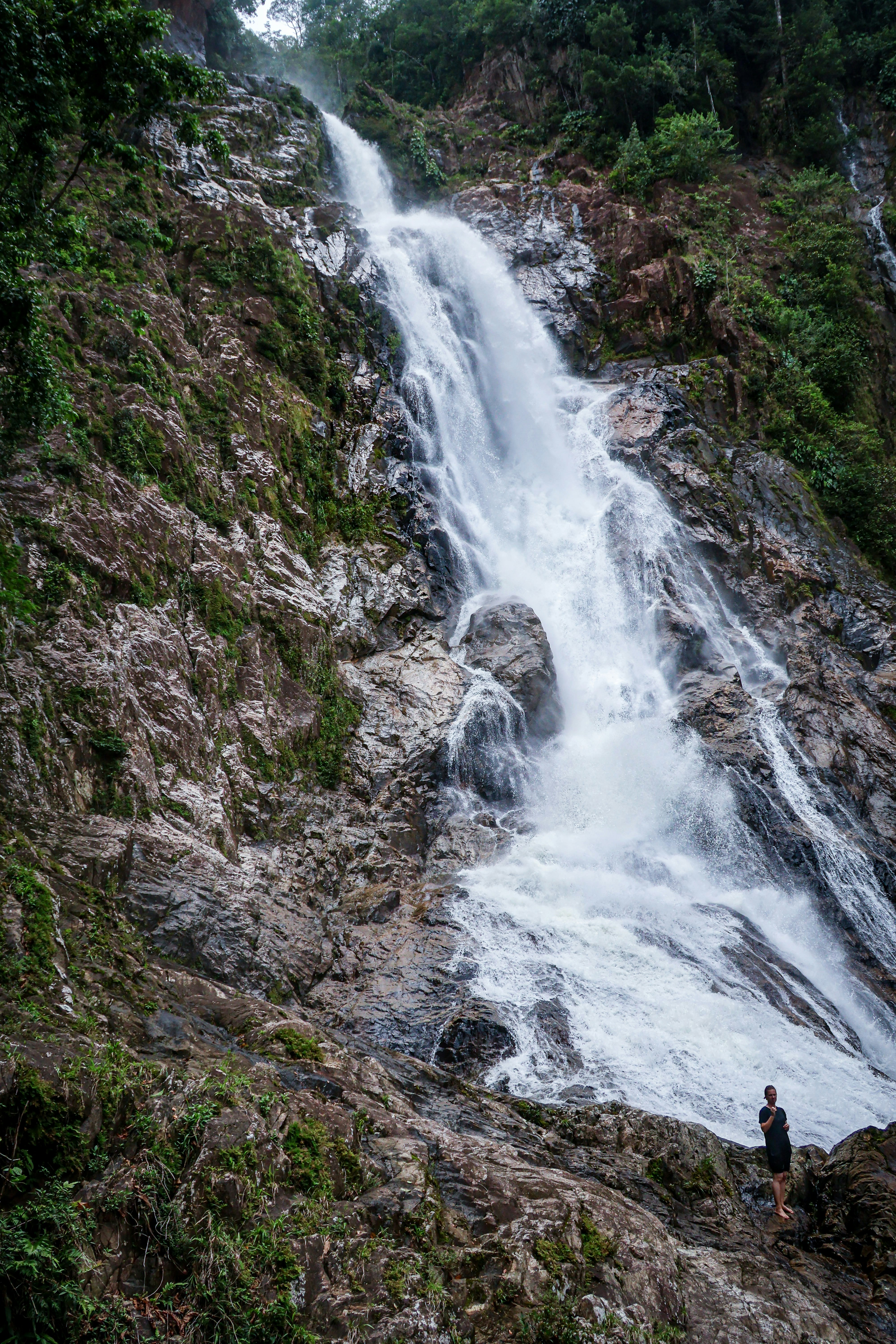 Personne debout près d’une grande cascade - Photo gratuite sur Unsplash