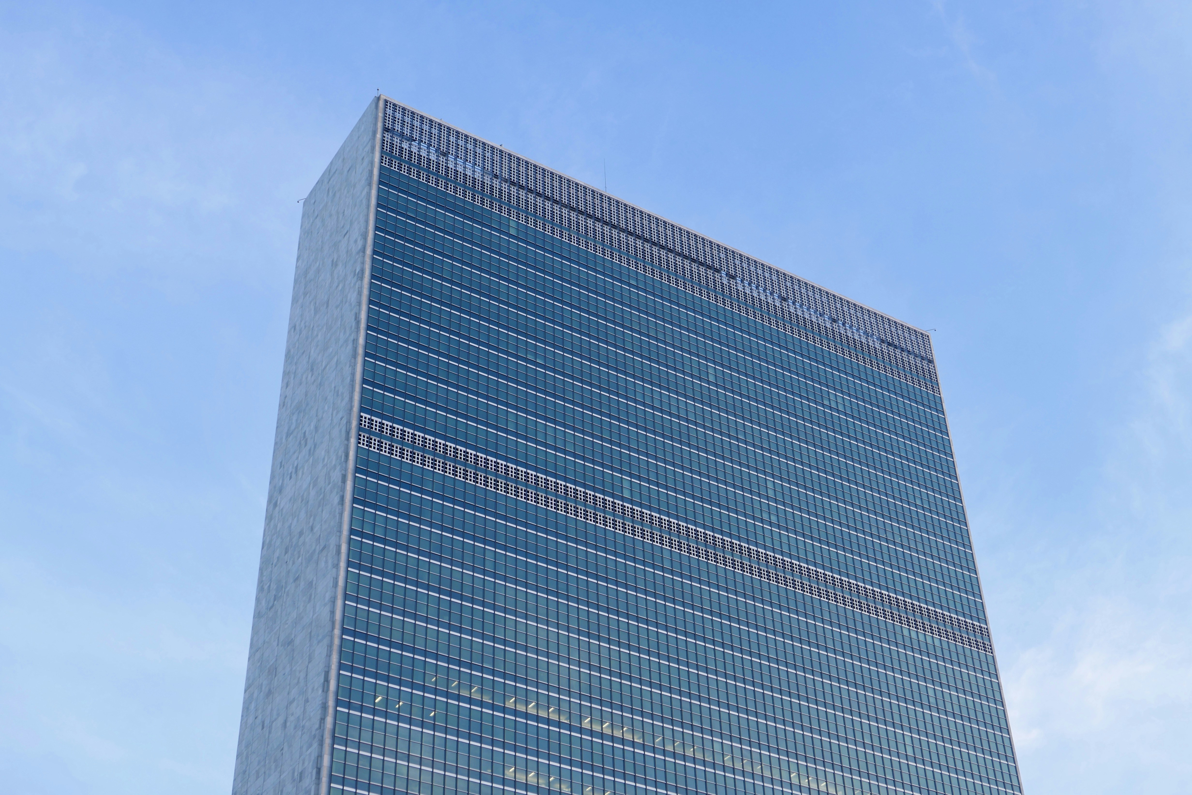 L'edificio del Segretariato delle Nazioni Unite a New York City contro un cielo azzurro limpido