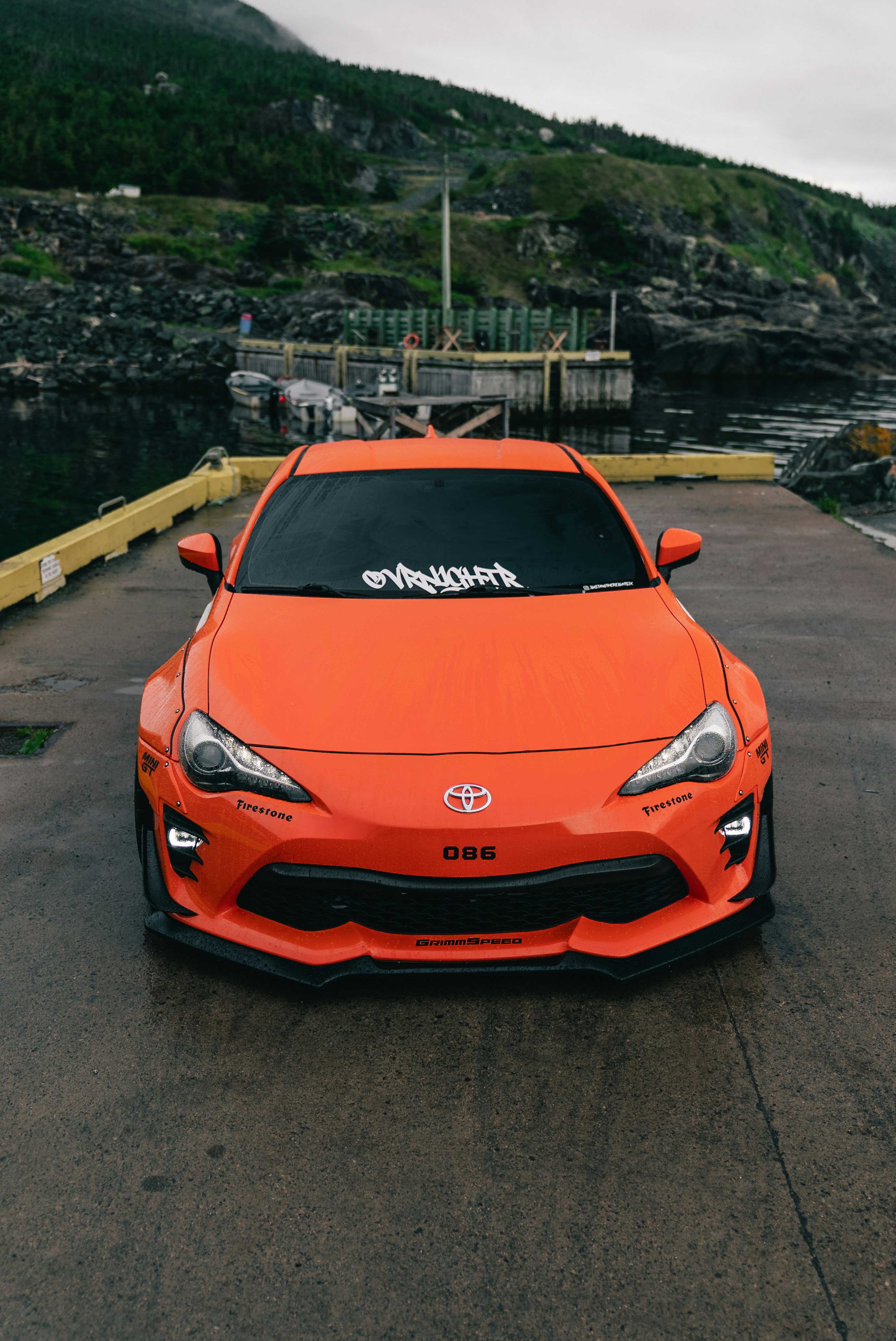 Oranger Toyota 86 auf Betonpier - Kostenloses Foto auf Unsplash