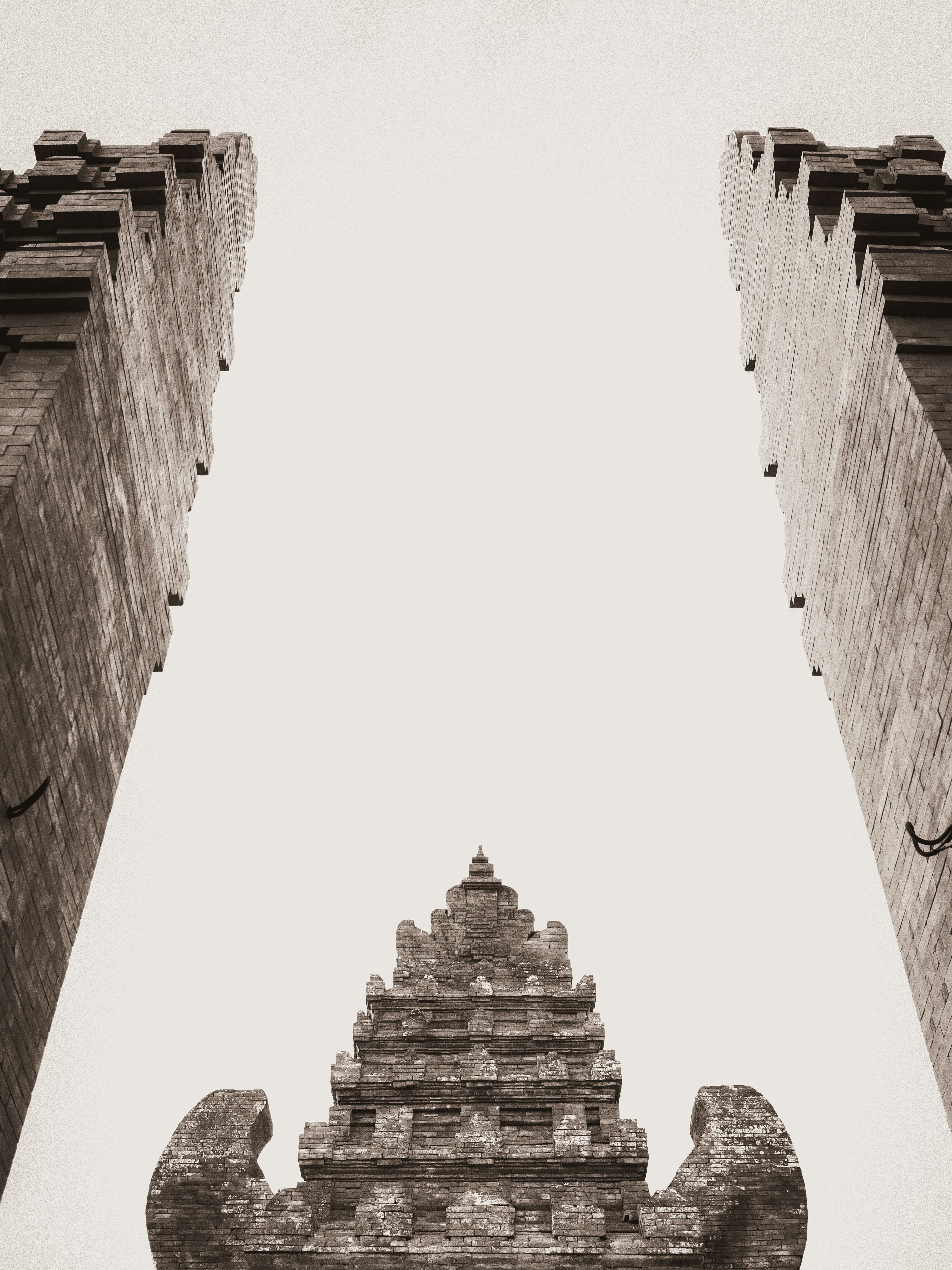 Puerta de piedra partida con arquitectura de ladrillo - Foto gratuita ...