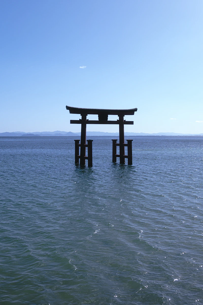 琵琶湖の水上に立つ鳥居