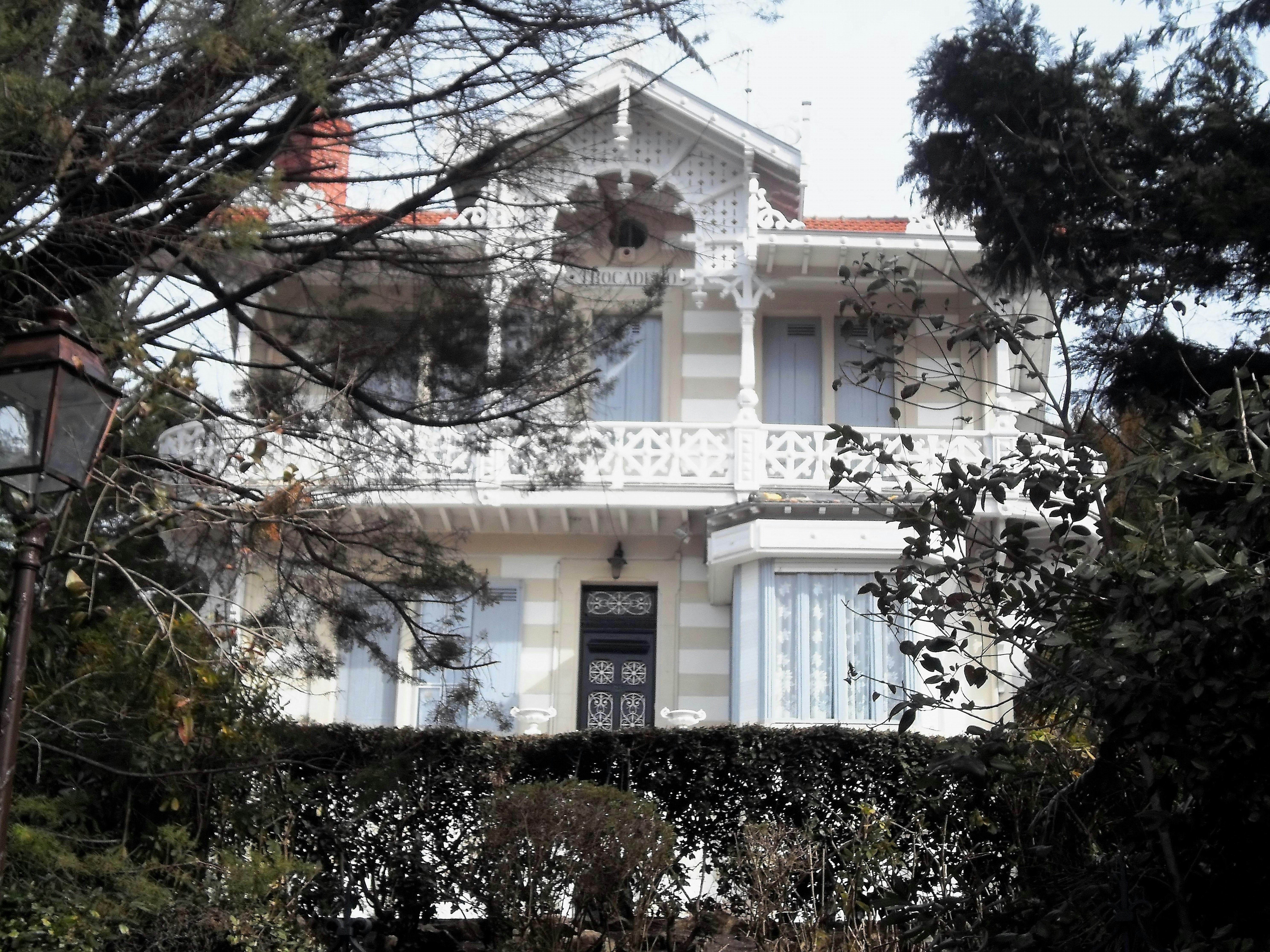 victorian balcony architecture, wallpaper, Mistakes to Avoid When Designing Victorian Balcony 2