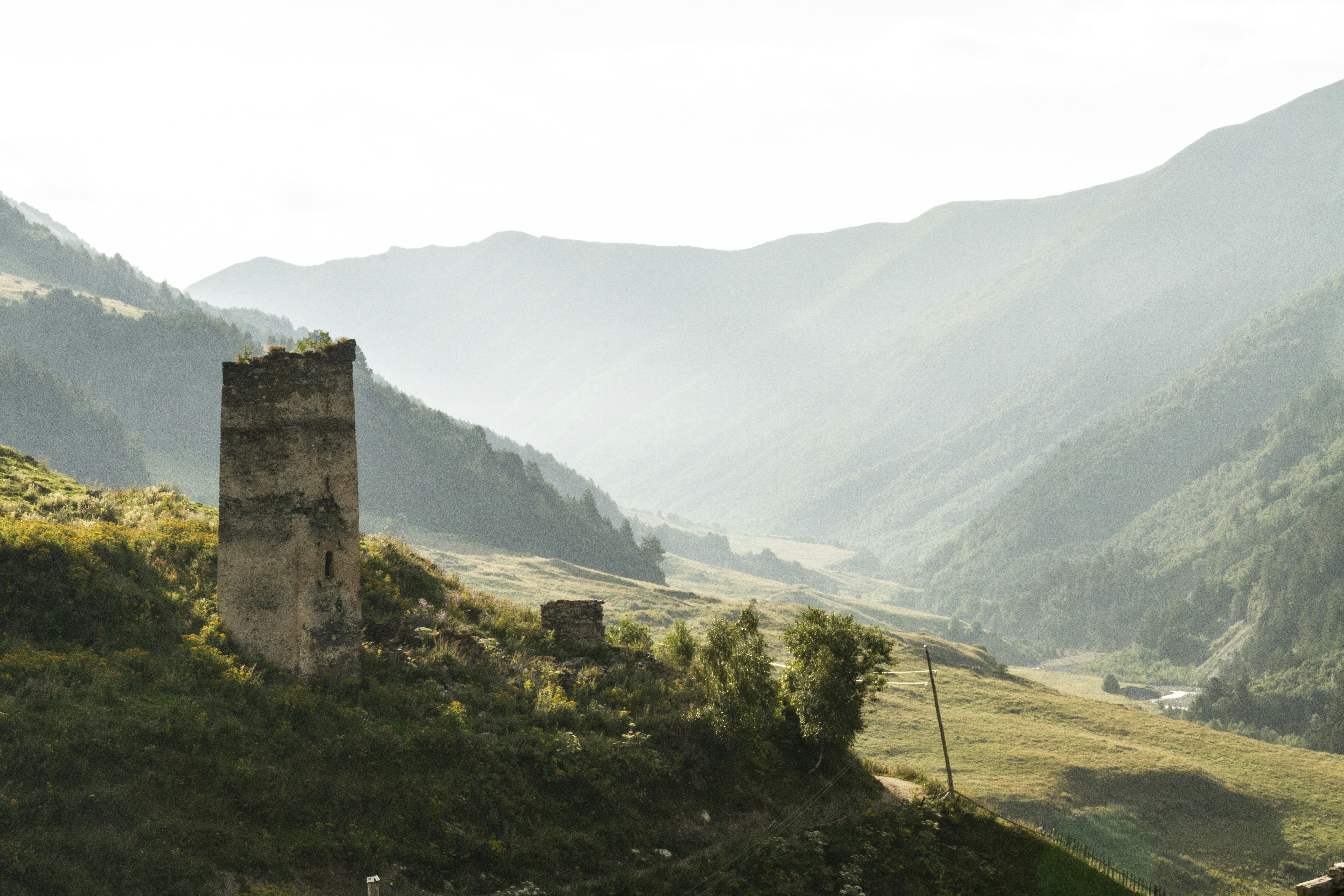 Tour défensive en pierre dans la vallée montagneuse - Photo gratuite ...