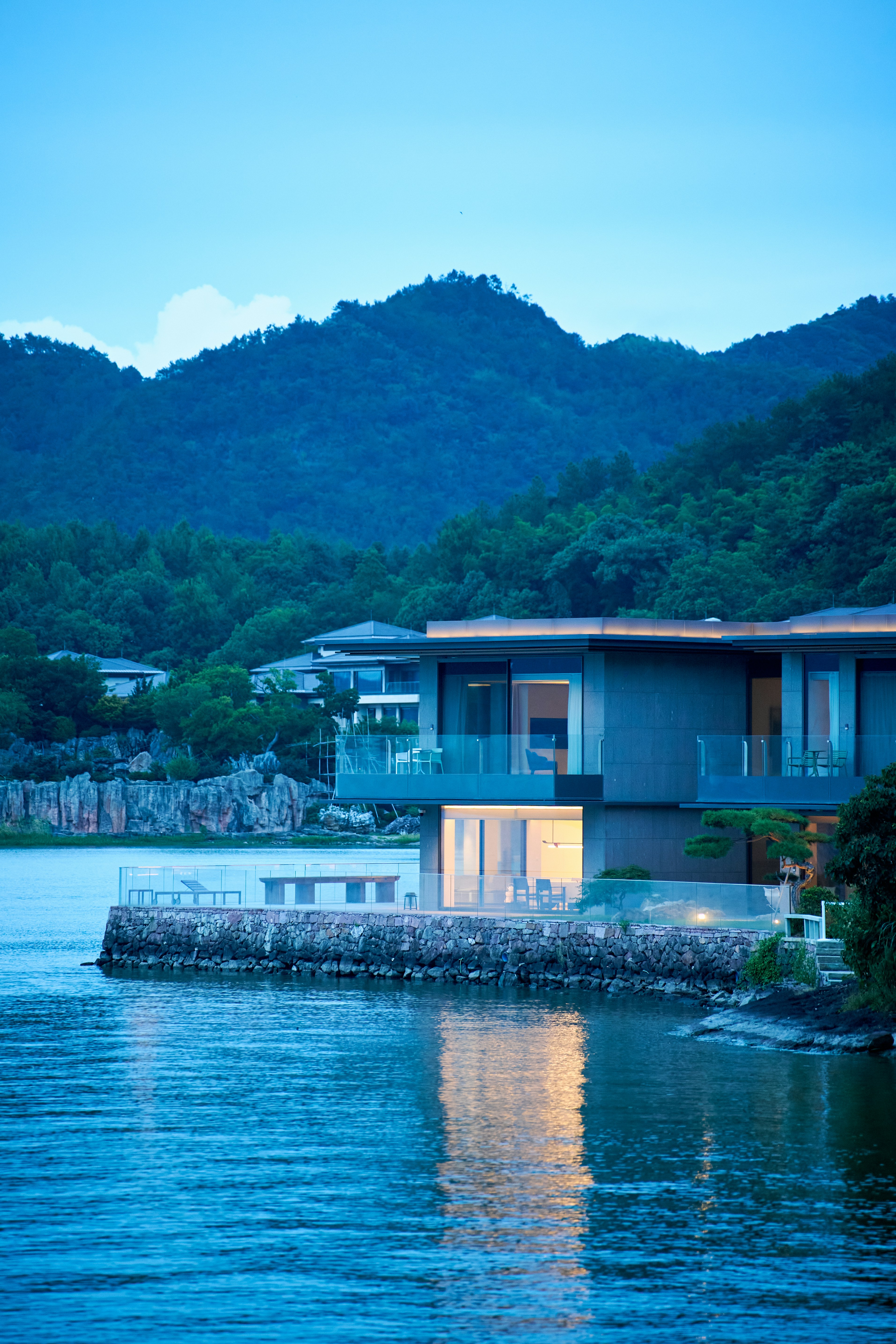 modern villa lake mountains
