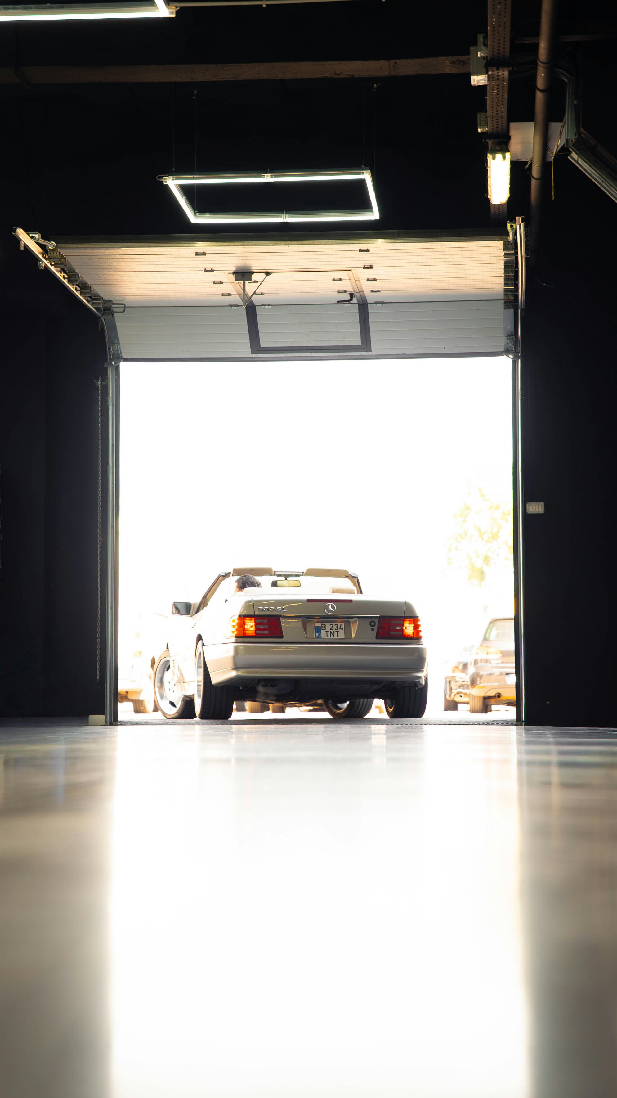 High-Gloss Polyaspartic Luxury Garage Coating