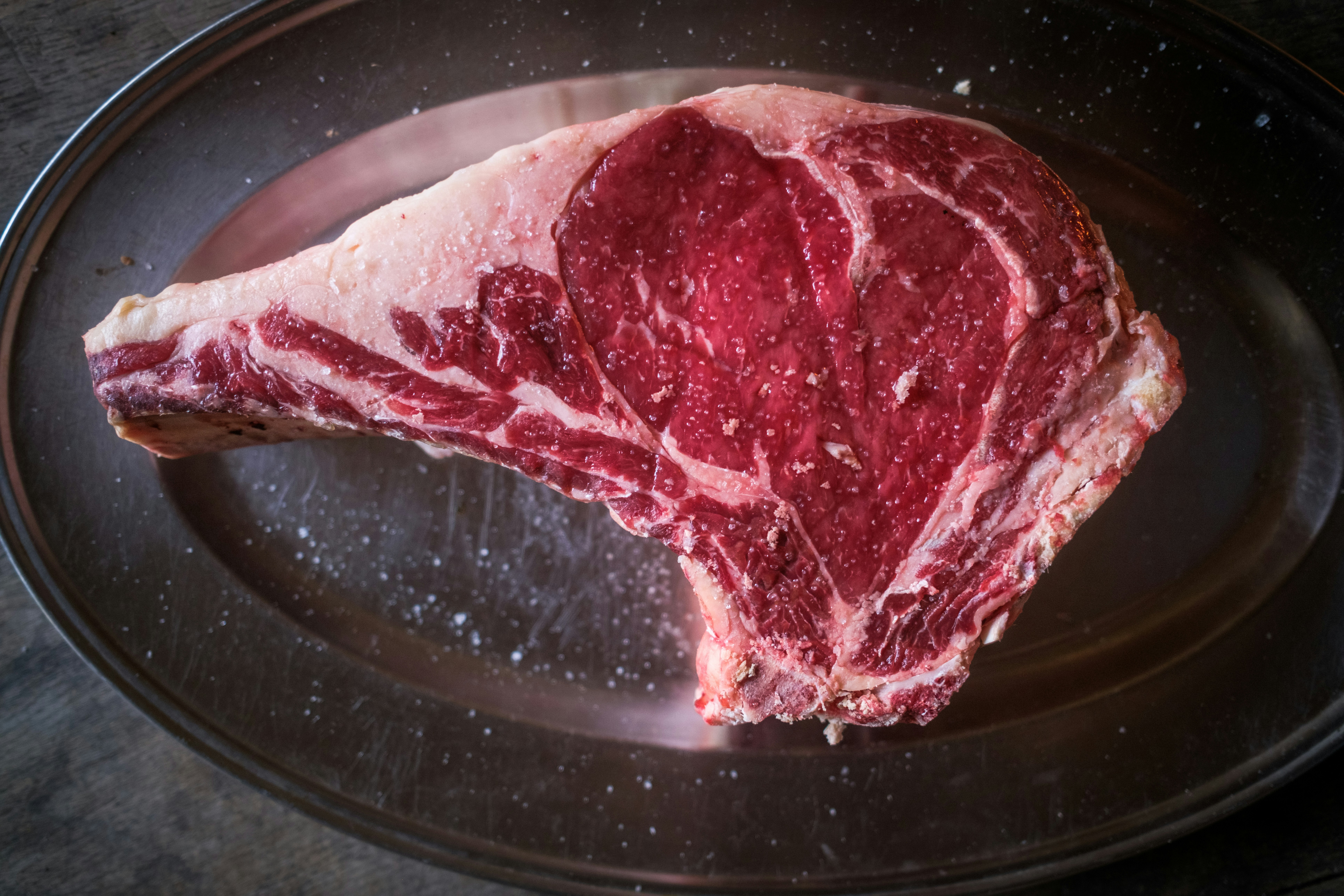 Rå entrecôte med salt