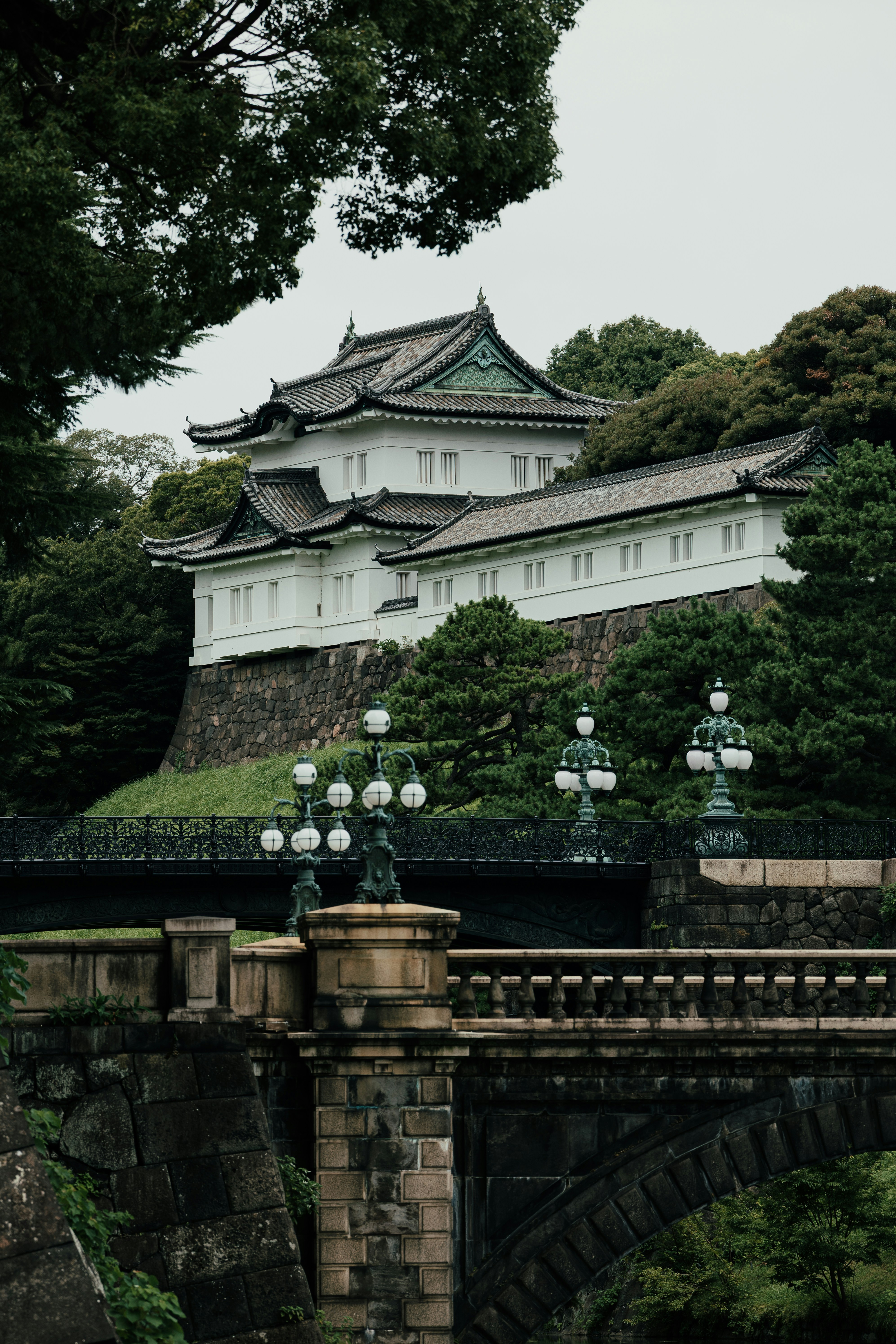 Les murs de pierre blanche et le toit en tuiles du château d’Edo à Tokyo, au Japon