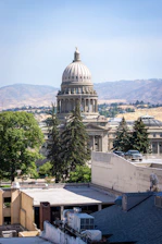 Capitolio del estado de Idaho con su cúpula frente a colinas secas