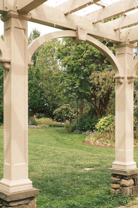 Pérgola de madera con vista al jardín — después
