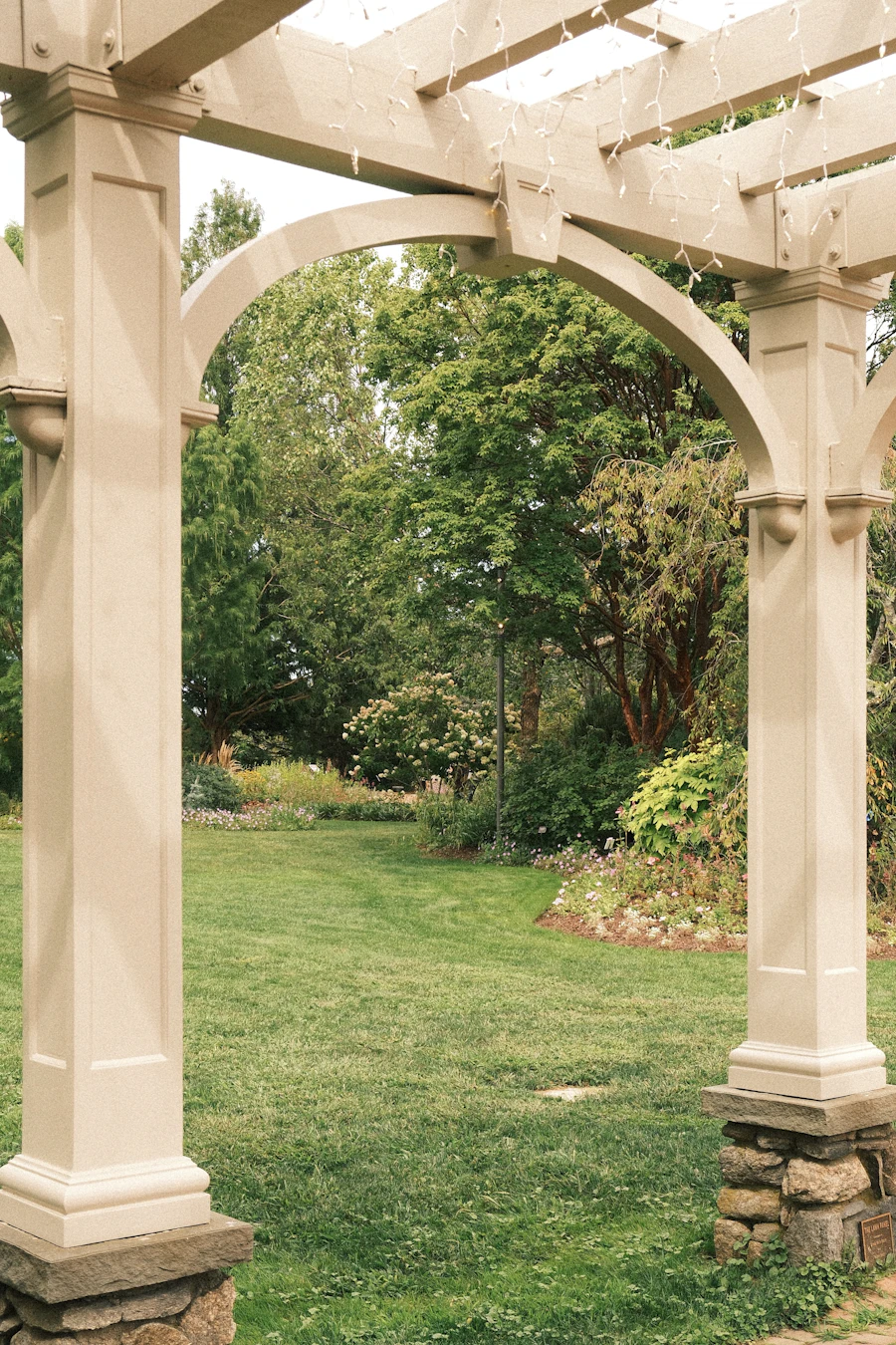 Pérgola de madera con vista al jardín — después