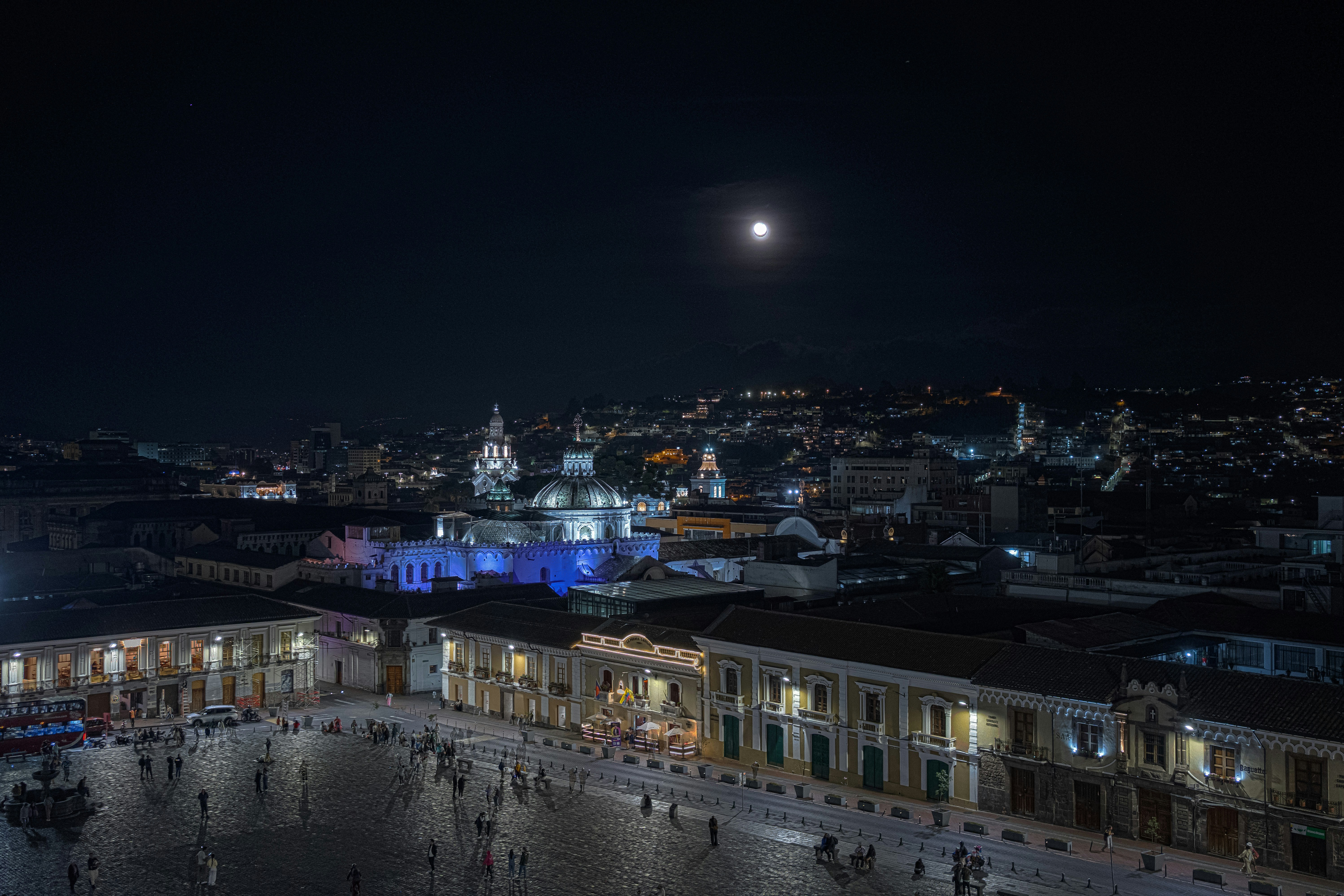 La Plaza Grande de Quito de noche