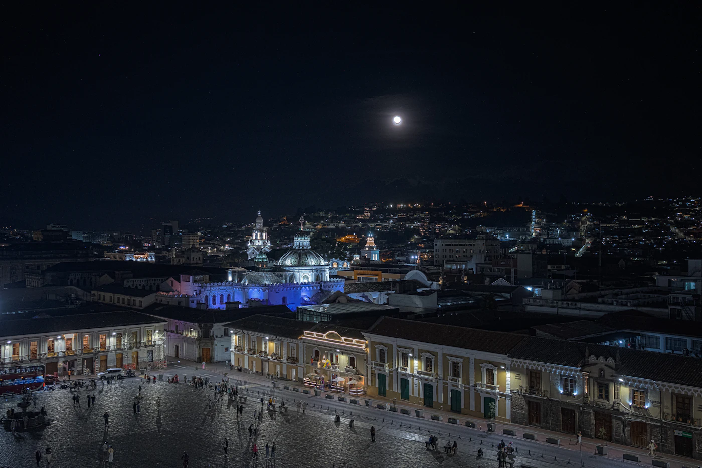 Die Plaza Grande in der Altstadt von Quito mit der Kathedrale