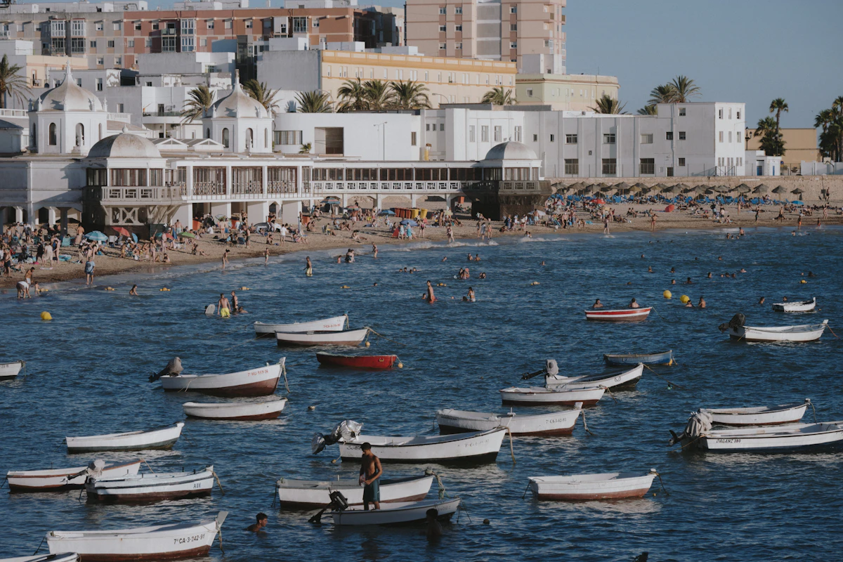 Barcas frente a una playa de Cádiz