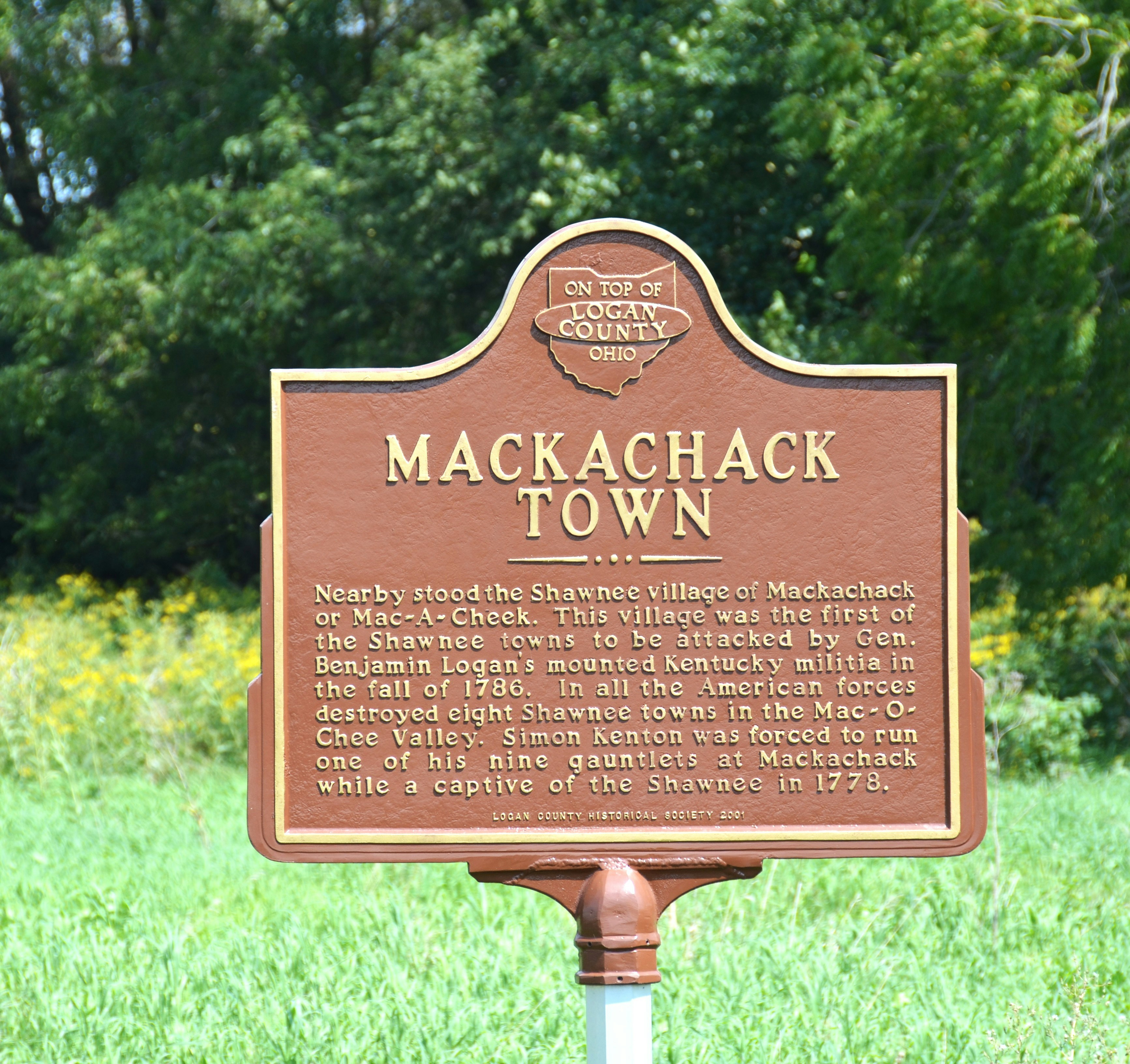 Eine braune historische Gedenktafel für Mackachack Town auf einem grünen Feld in Ohio