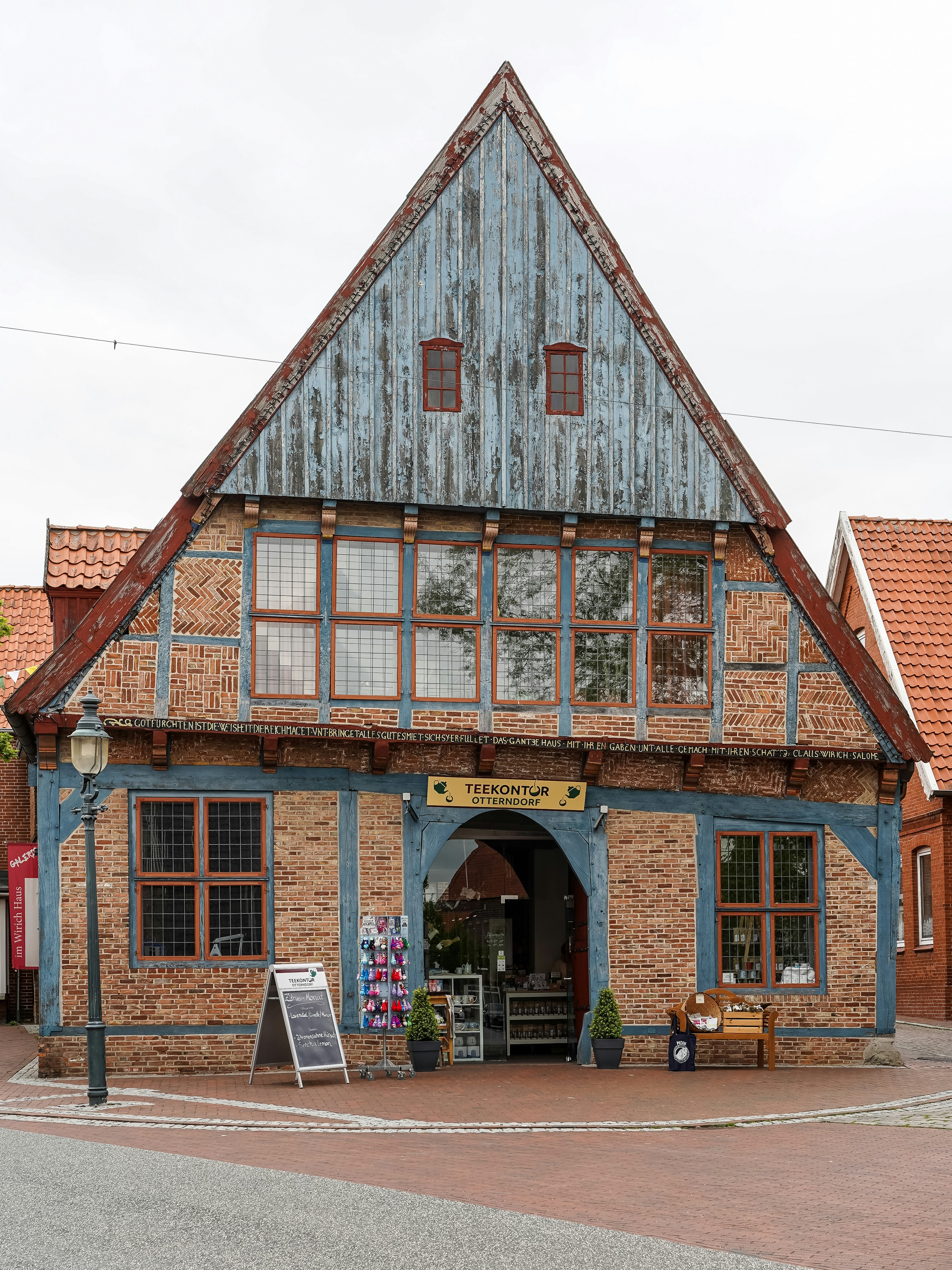 Un edificio histórico de ladrillo entramado con un frontón azul en Otterndorf, Alemania