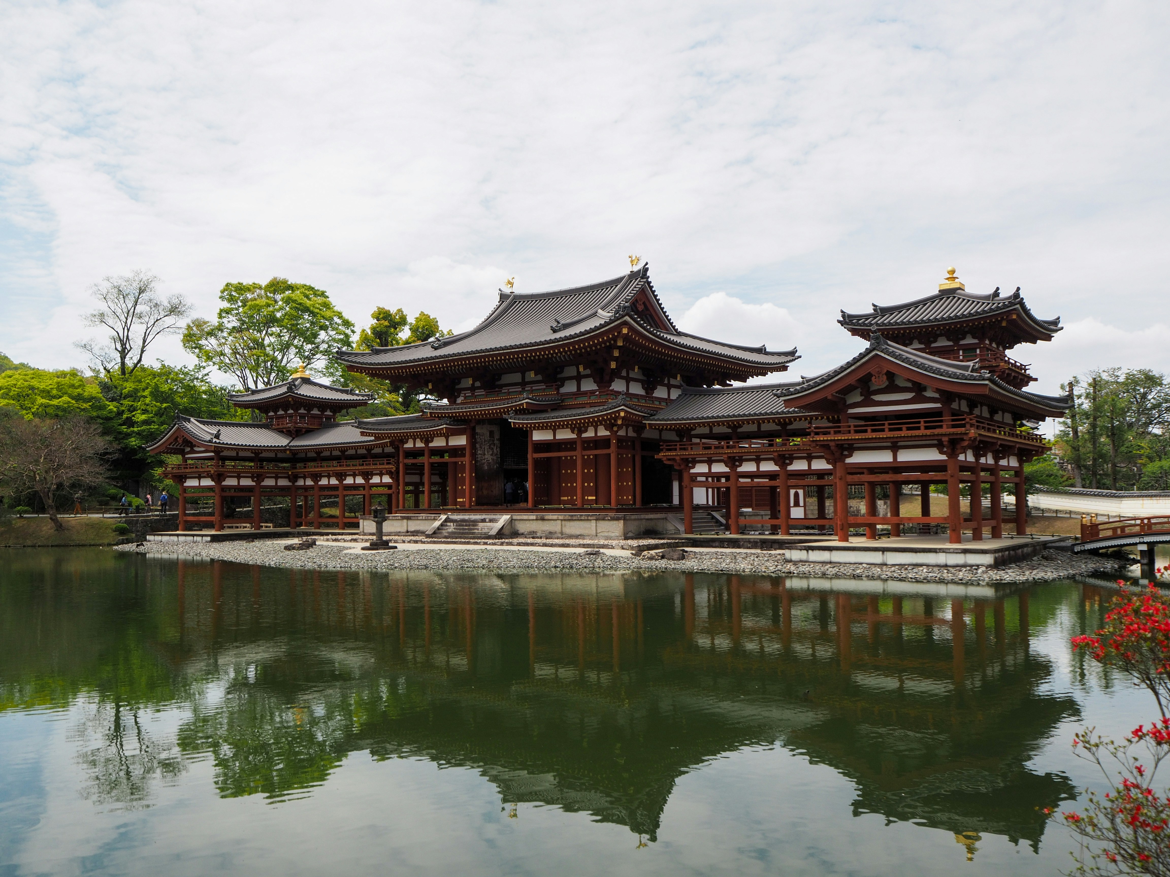 浦藤院寺の鳳凰堂が日本の宇治の池に映る様子