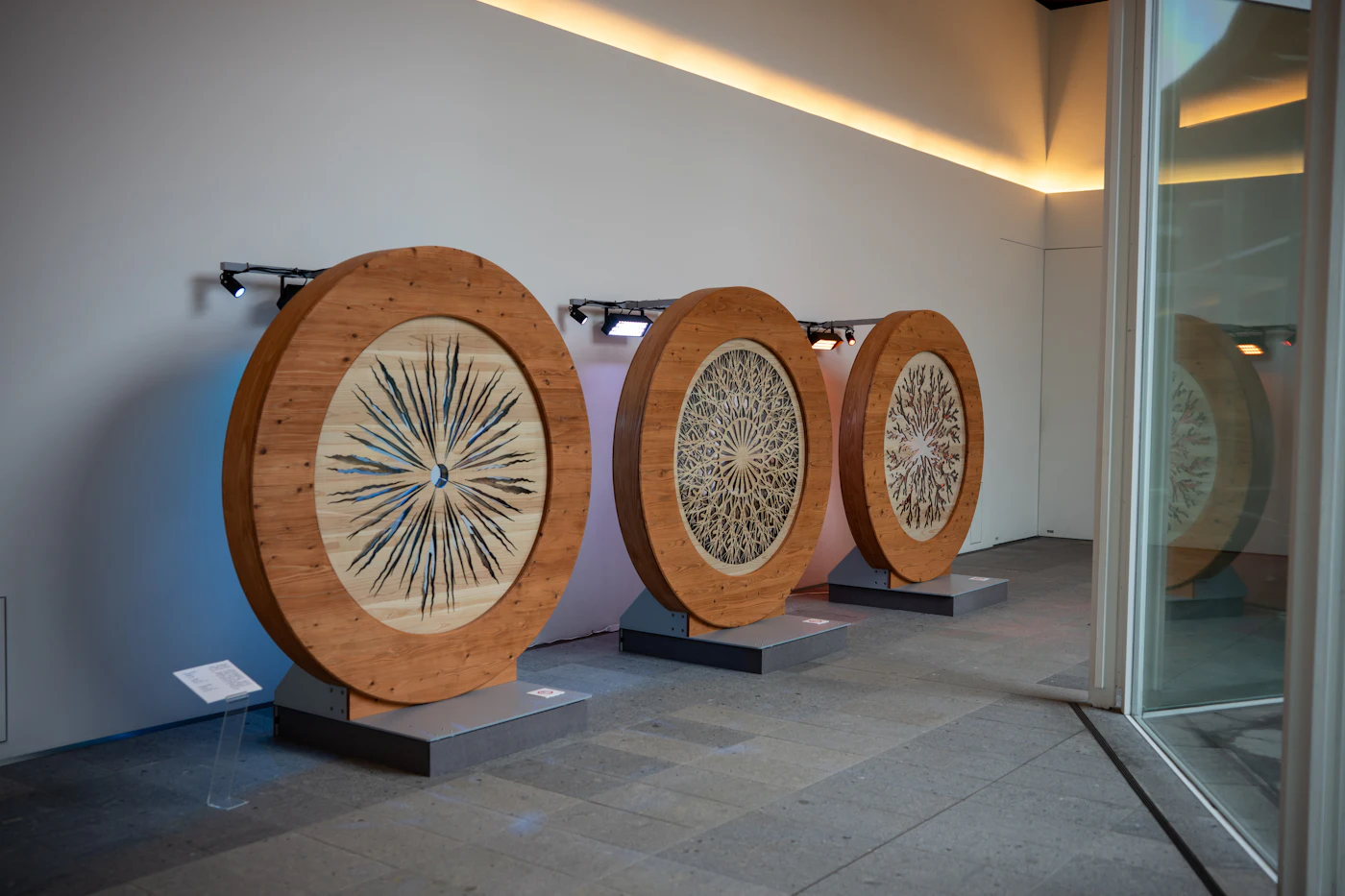 Trois disques de bois sculptés en exposition