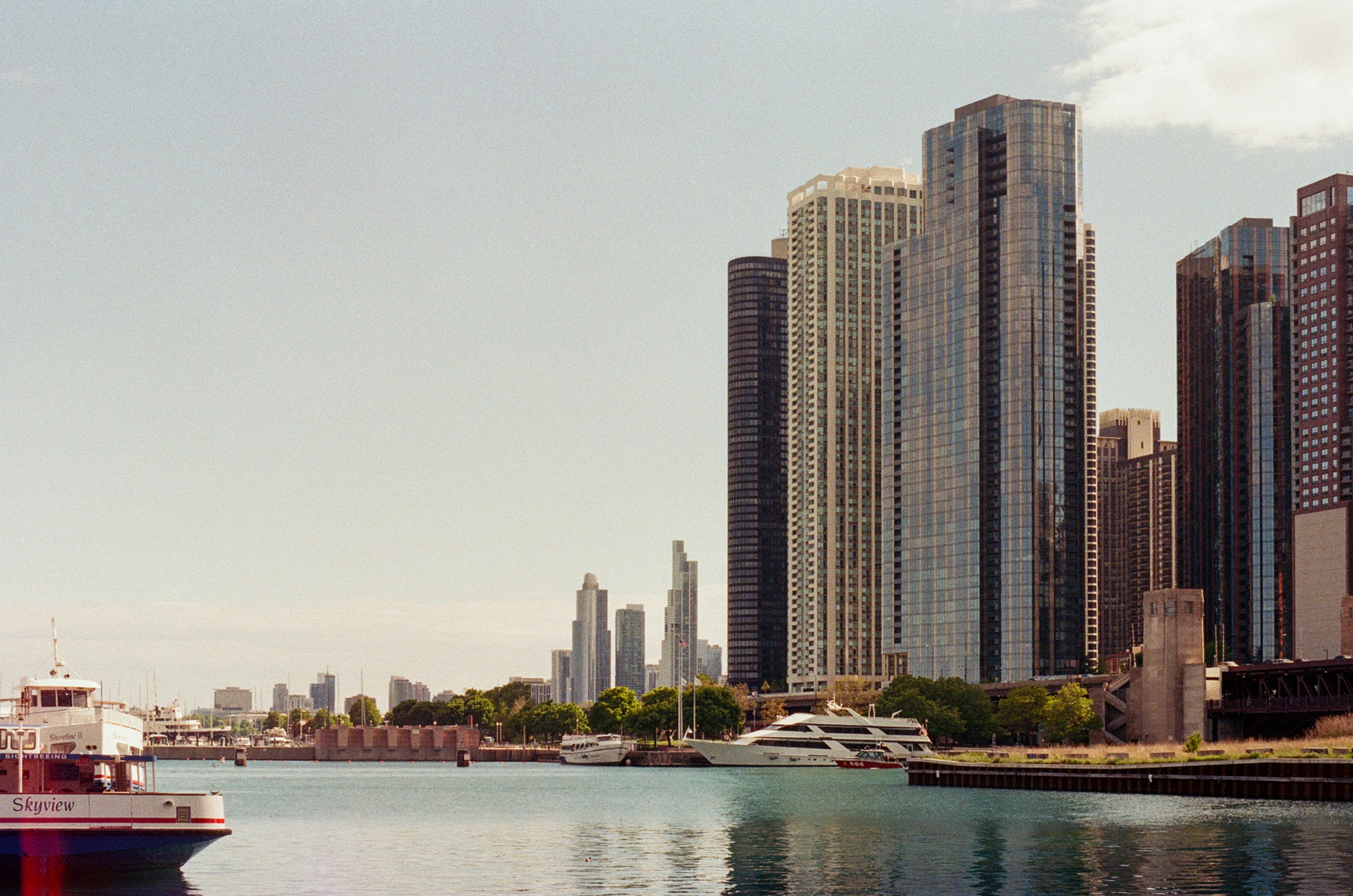 A sightseeing boat on the Chicago River with skyscrapers in the background