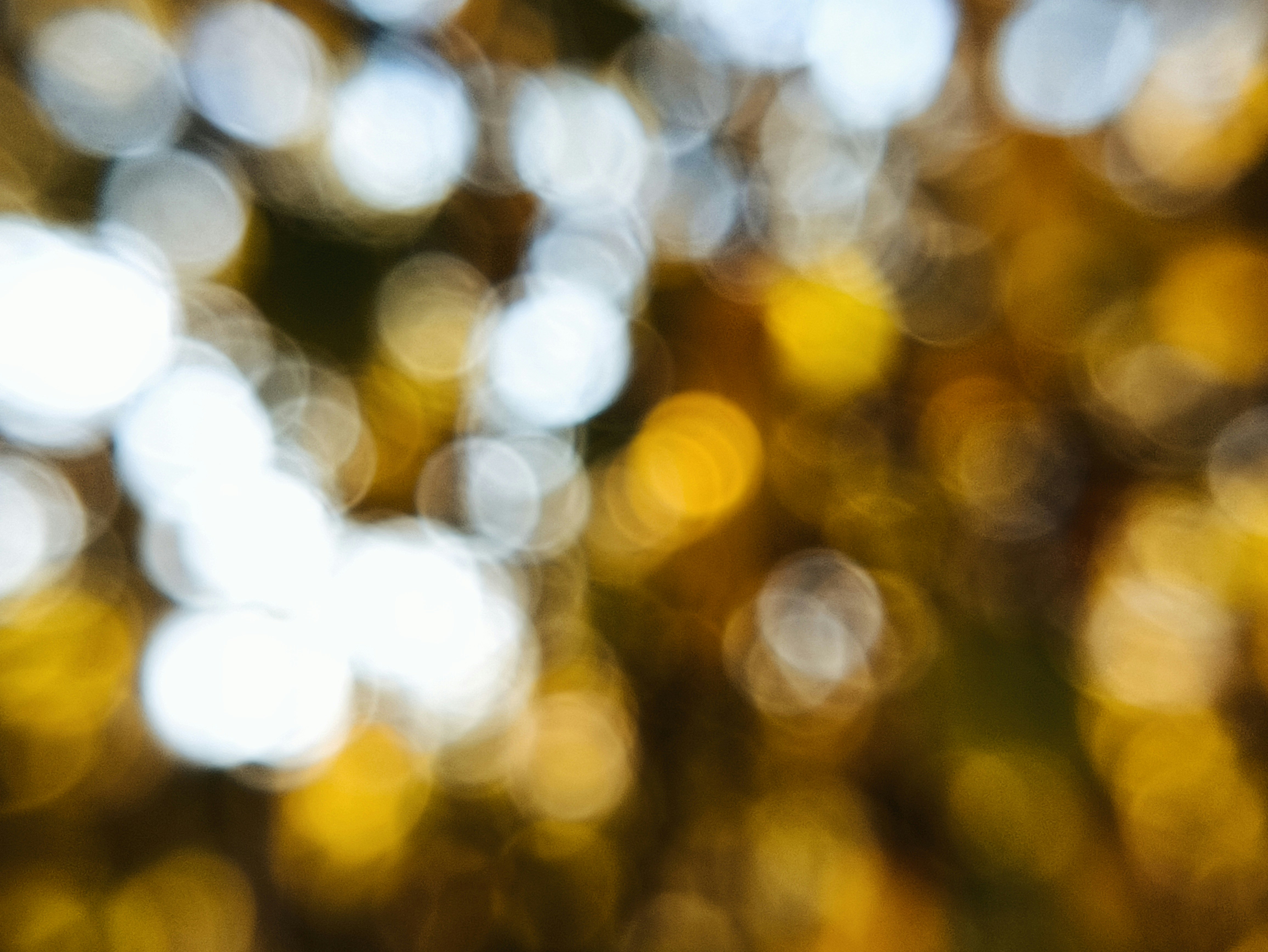 Cerchi astratti di bokeh in tonalità di bianco, giallo e marrone scuro