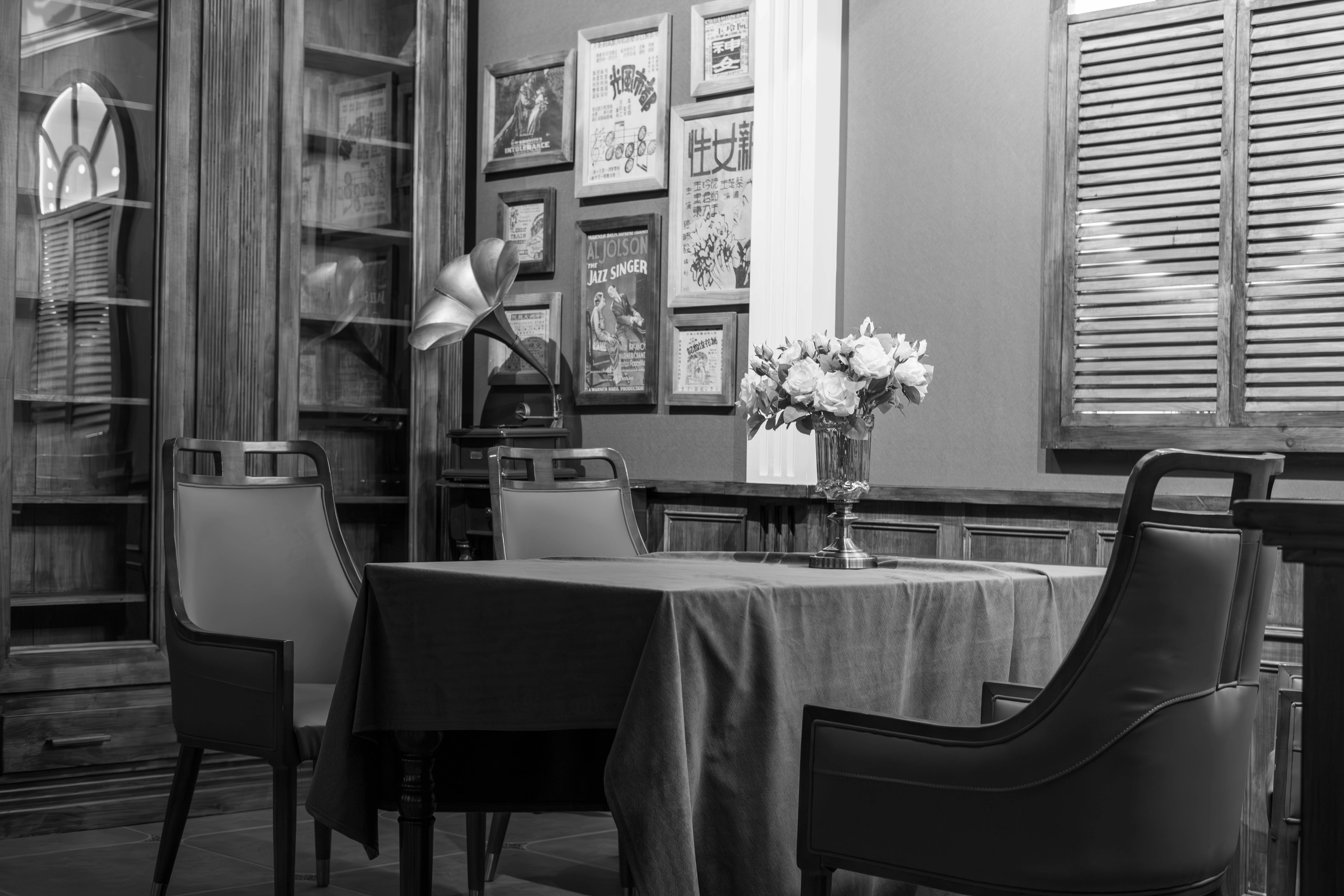 Table de restaurant dressée avec élégance.
