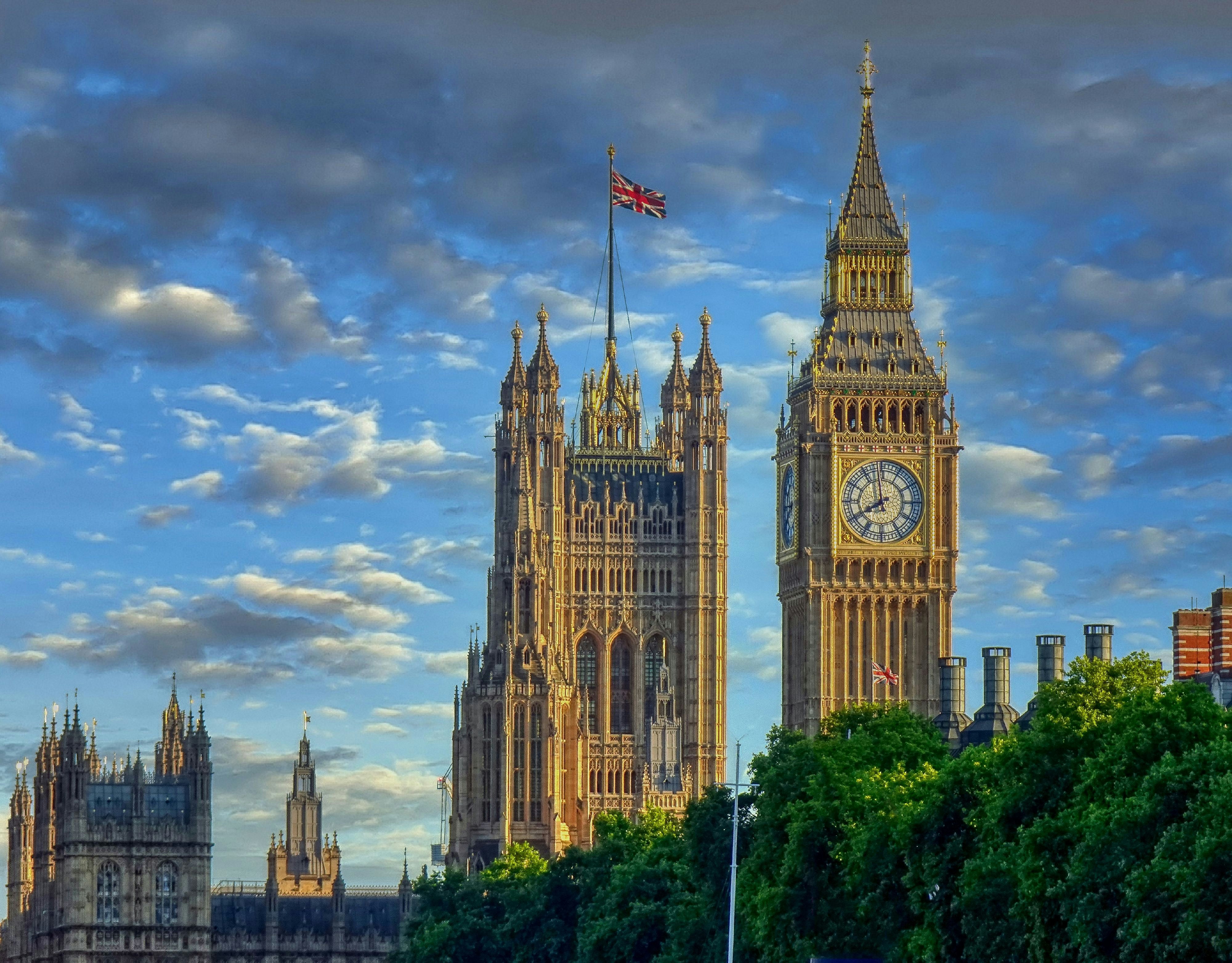 Big Ben et les Chambres du Parlement sous un ciel bleu à Londres
