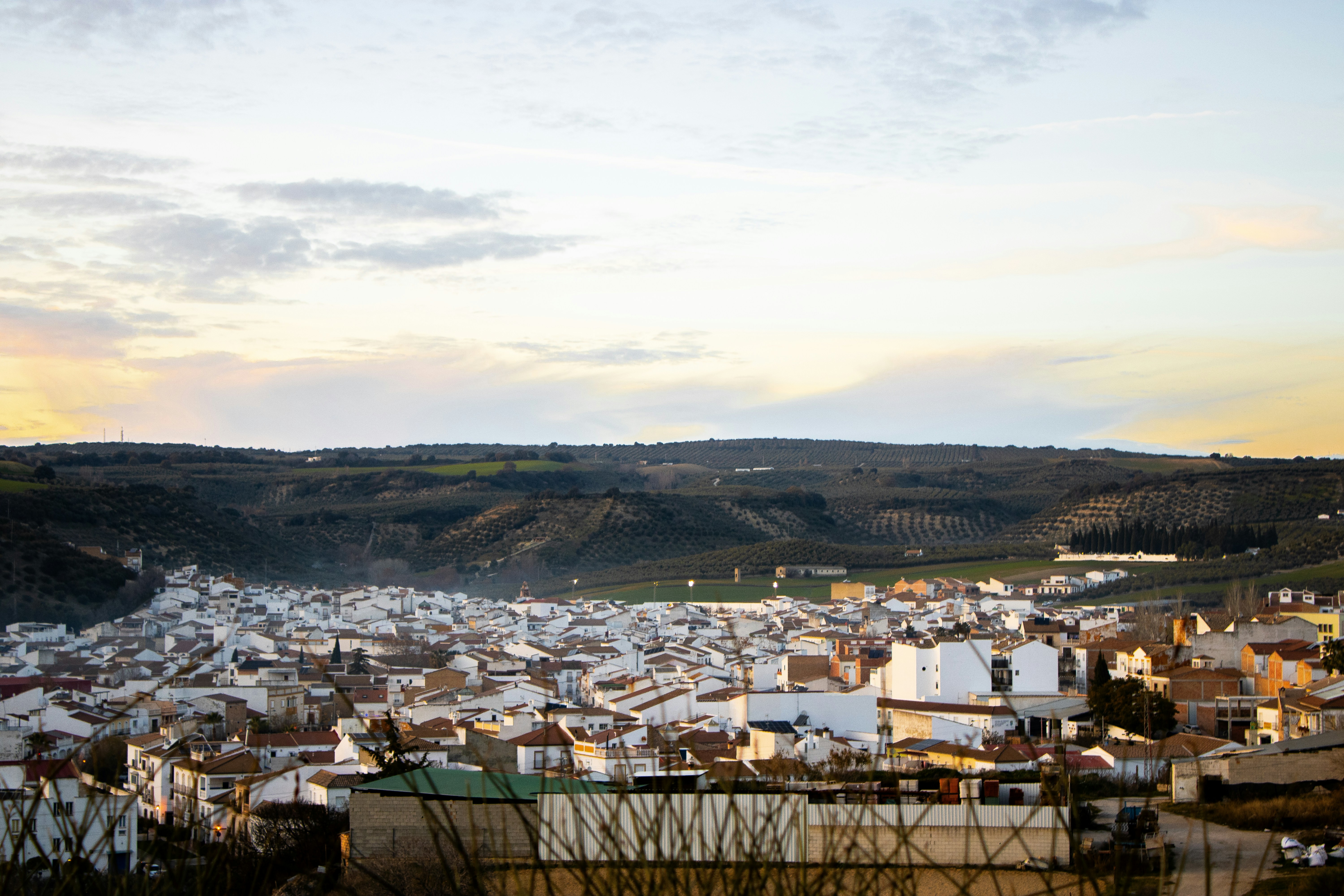 Pueblo de casas blancas y tejados de teja en un valle