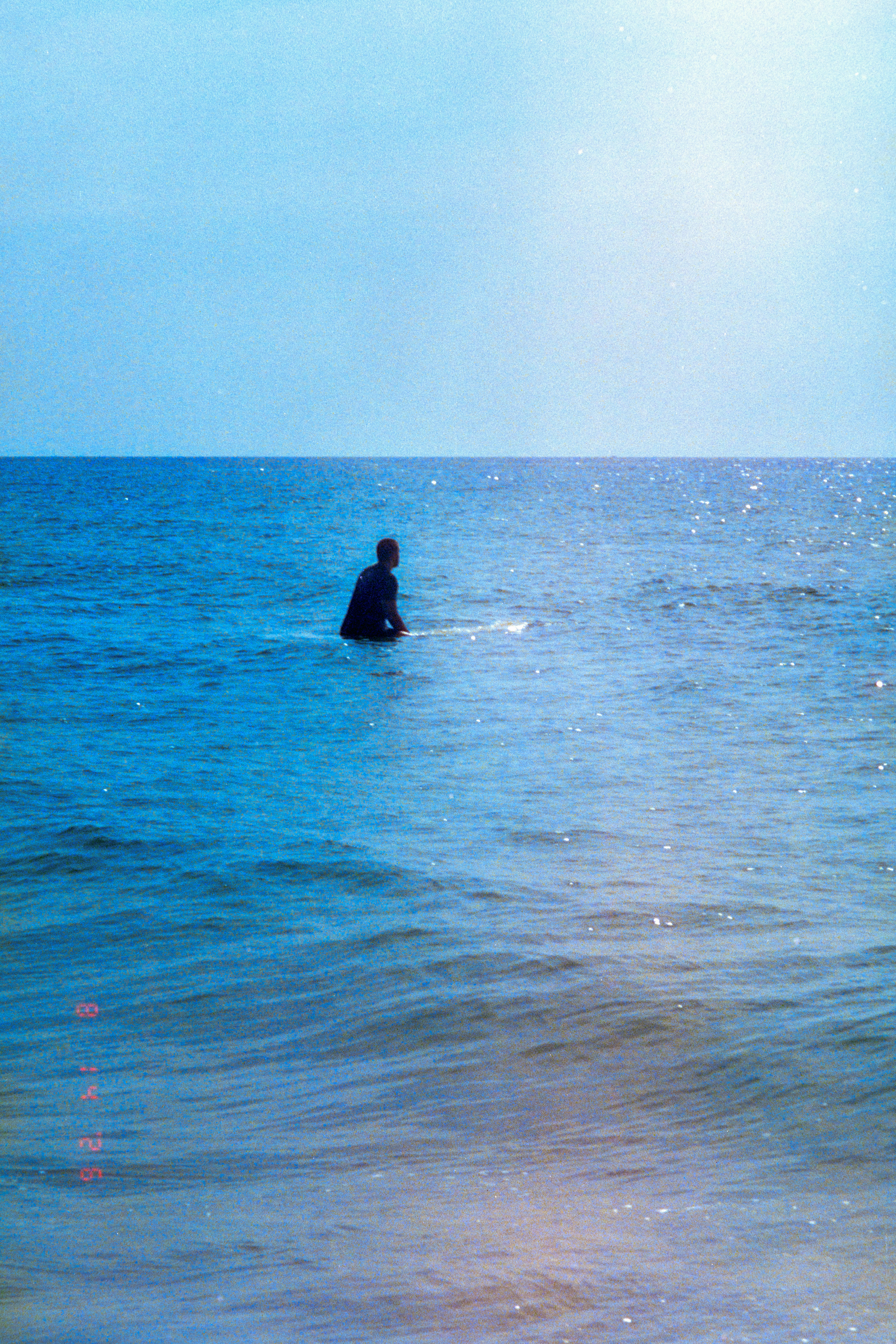 Una persona en una tabla de surf en medio del océano azul