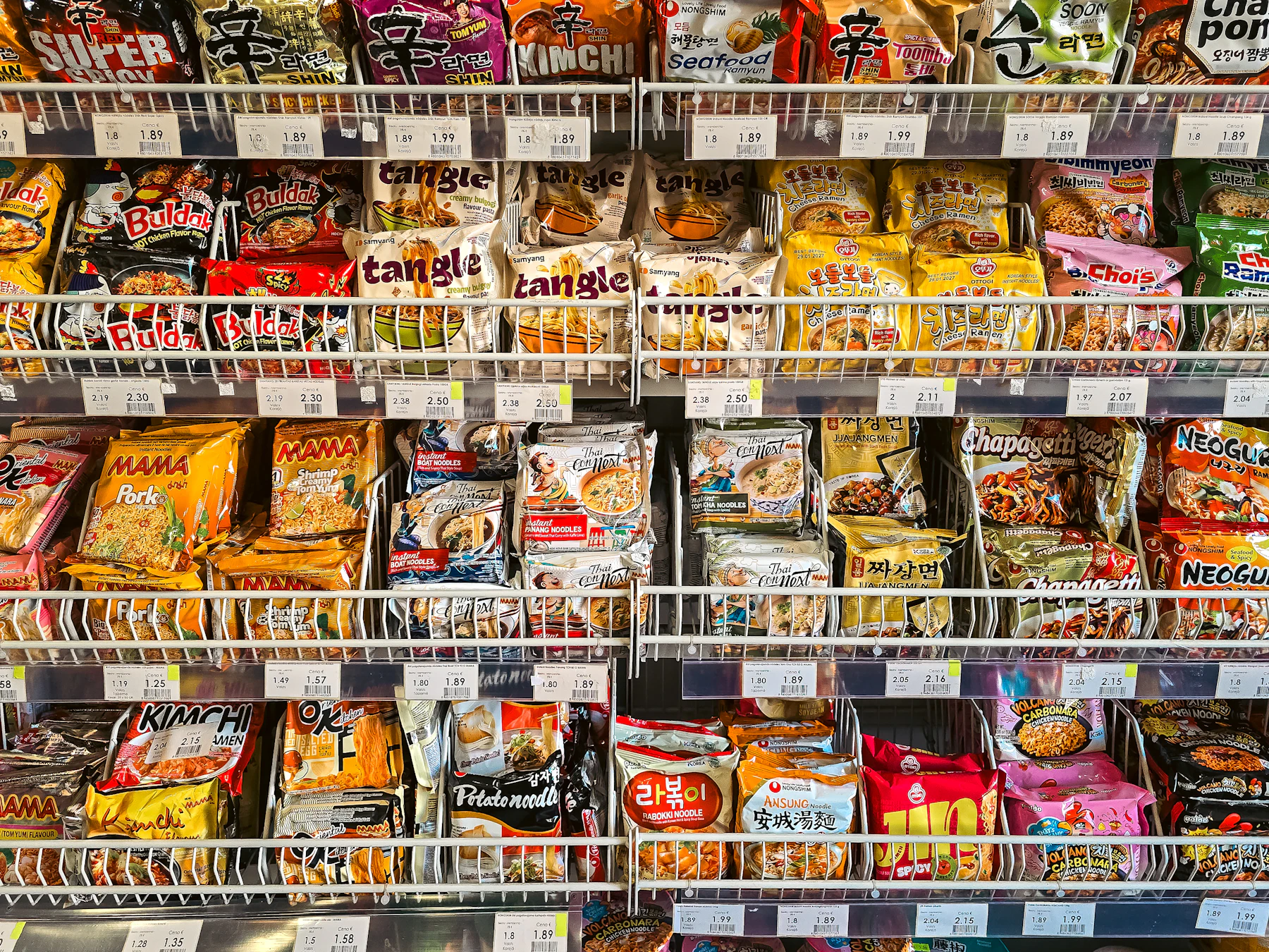 Anaqueles con empaques de alimentos en una tienda