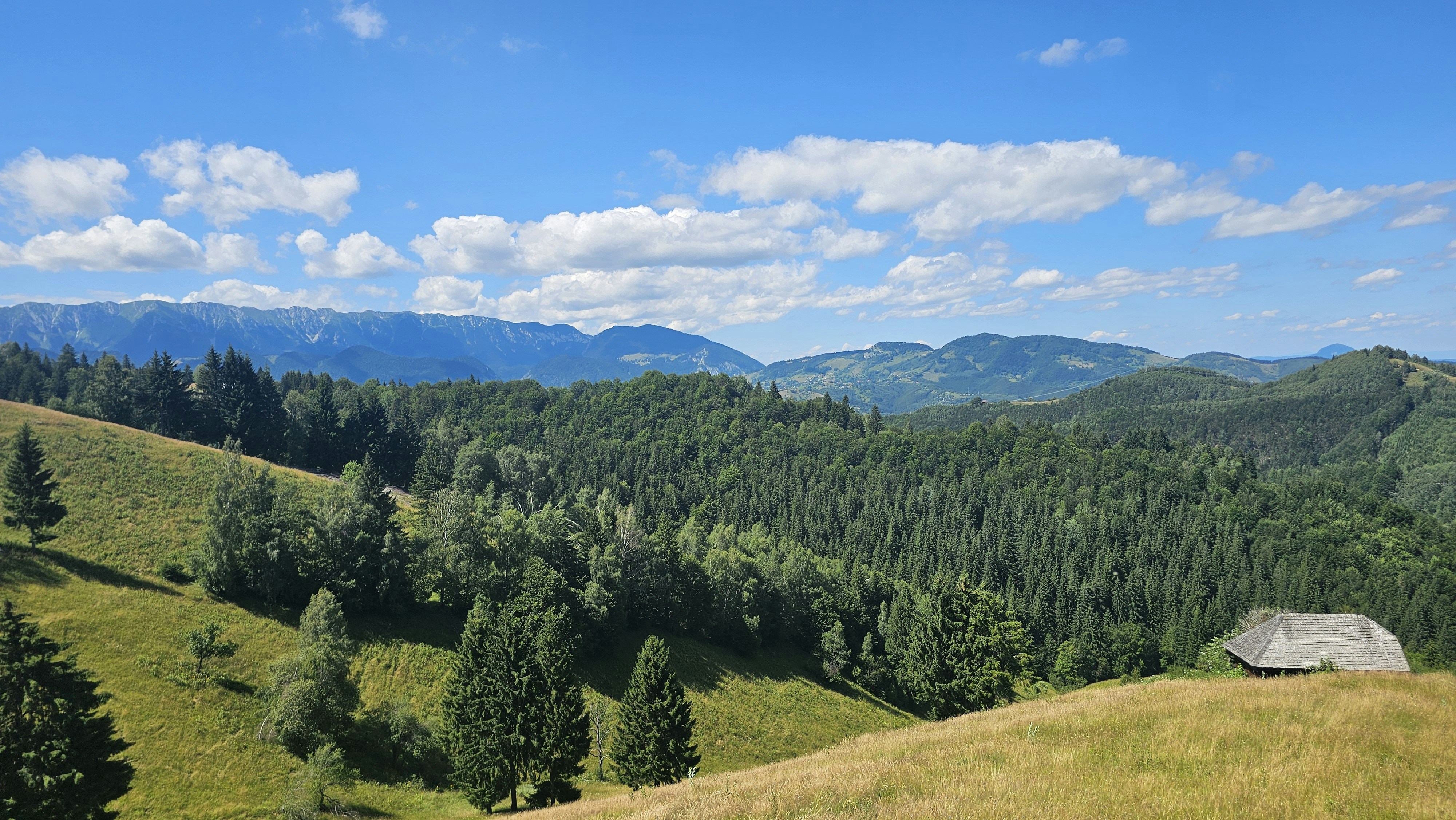 Peisaj montan din România cu munți și păduri