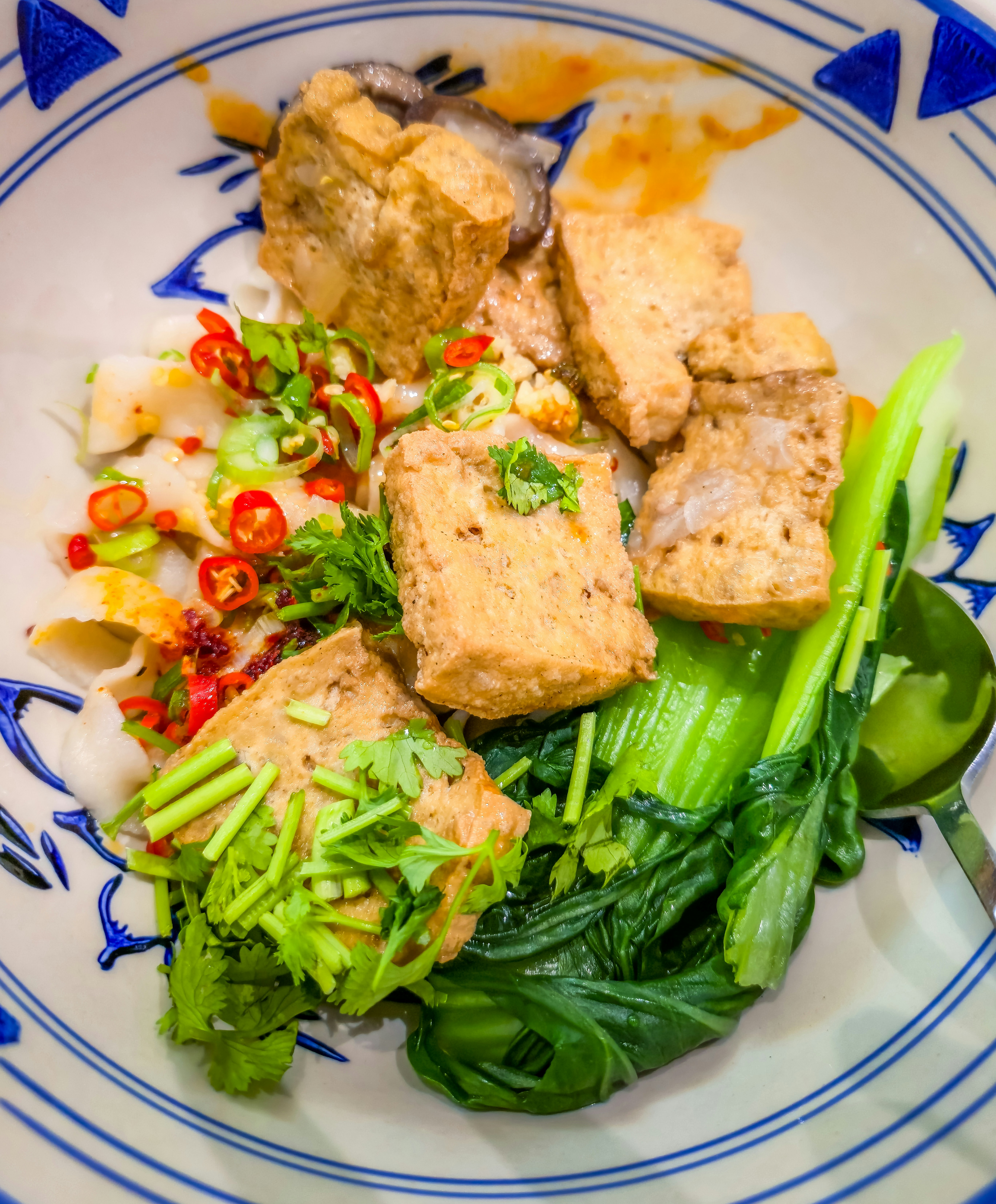 Makaron ryżowy z tofu i warzywami