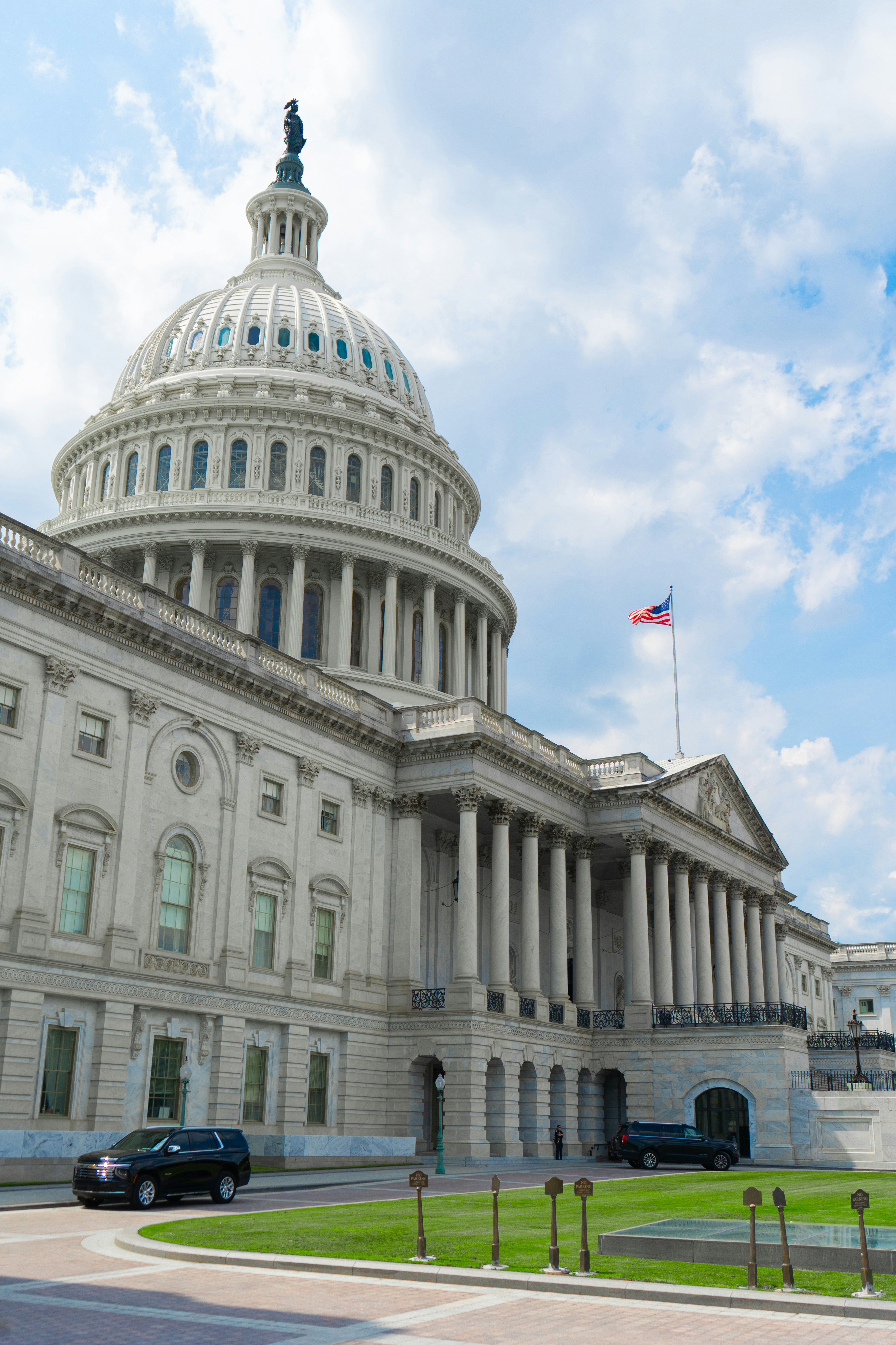 Das Kapitolgebäude der Vereinigten Staaten mit seiner weißen Kuppel und Säulen in Washington DC
