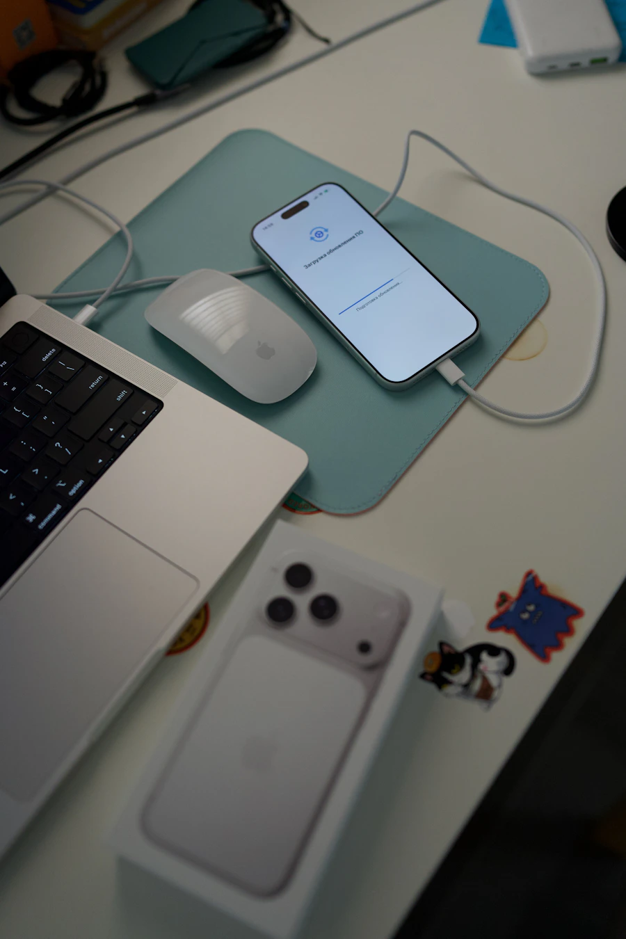Smartphone die een update installeert naast een laptop