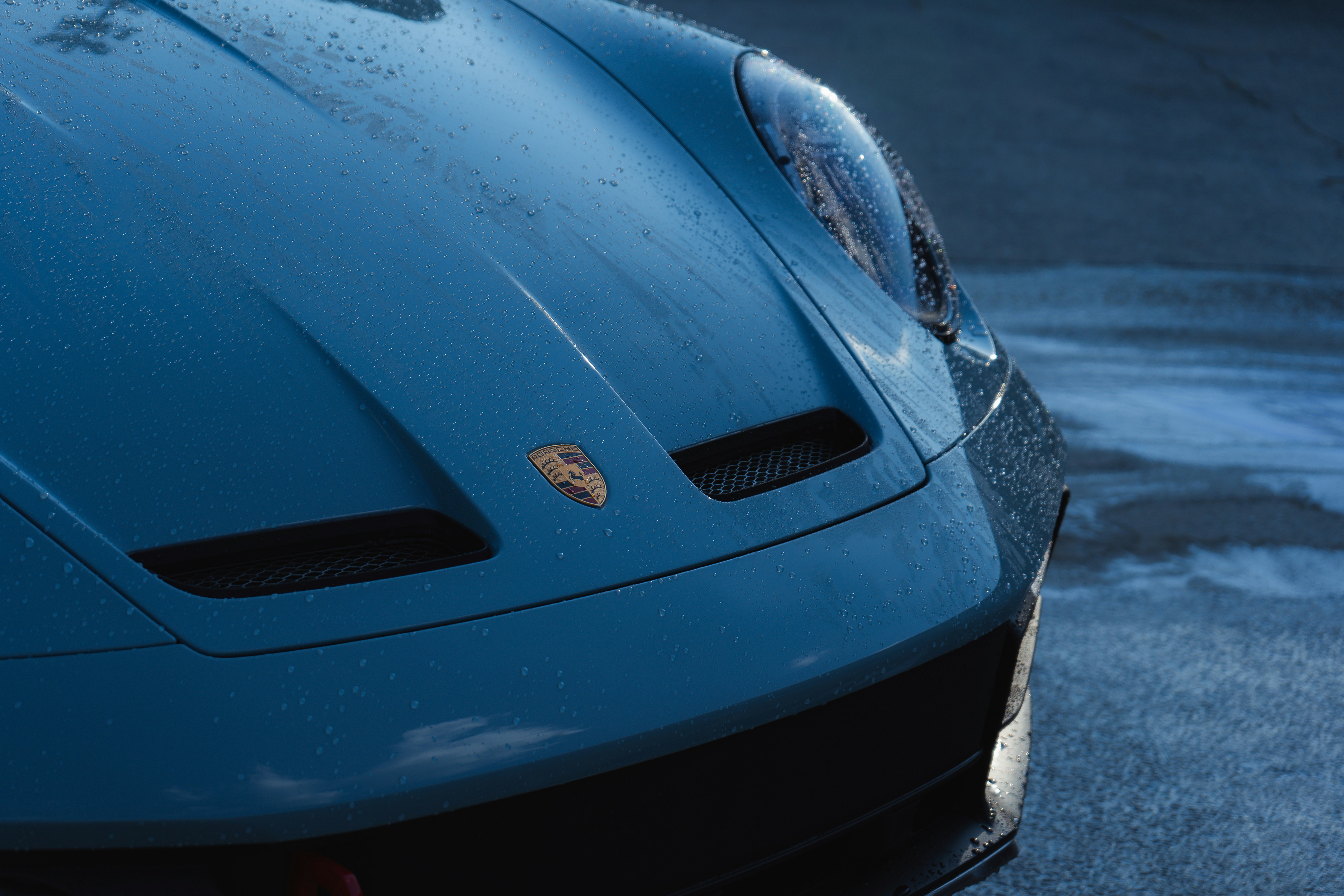 Maska Tesli z kroplami wody na ceramice