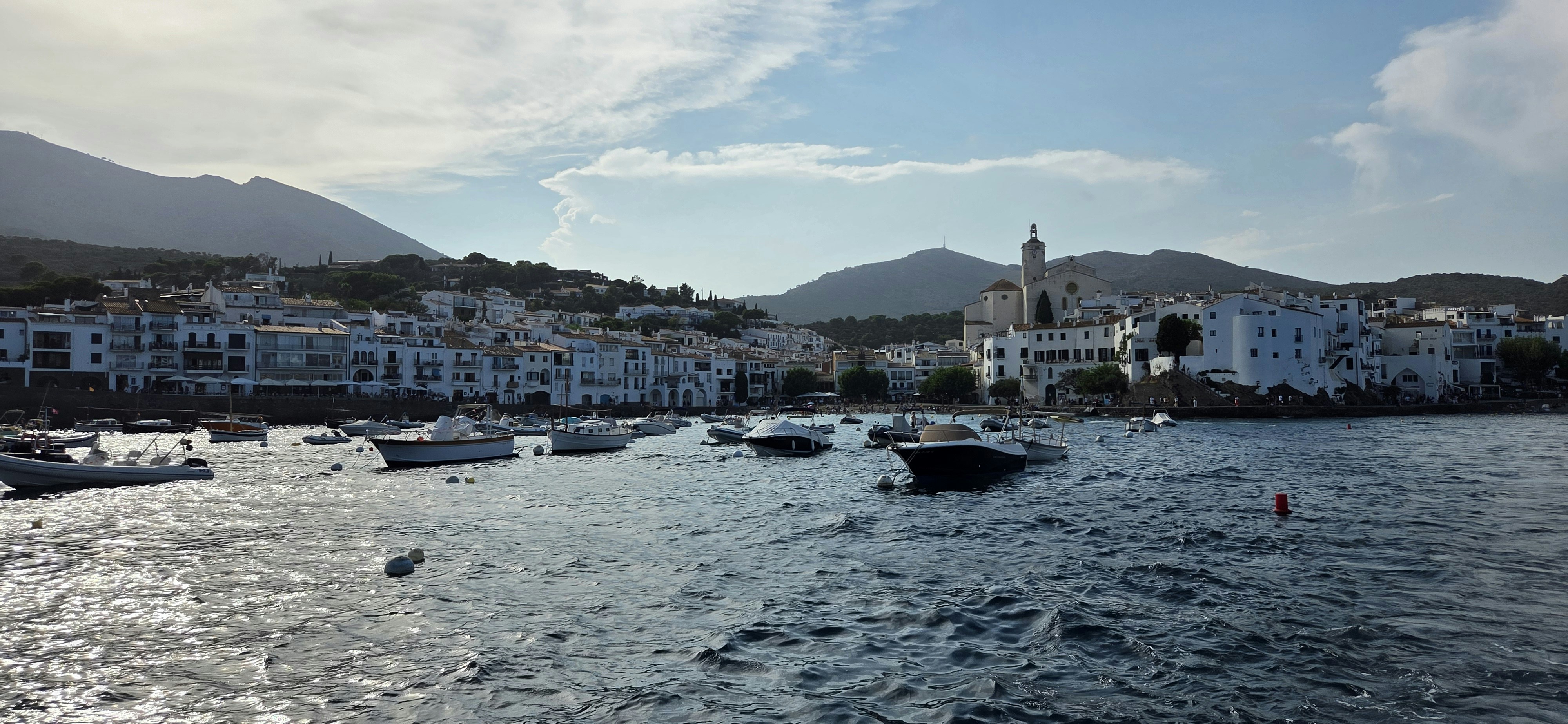 Boote ankerten in der Bucht vor den weißen Gebäuden von Cadaqués in Spanien