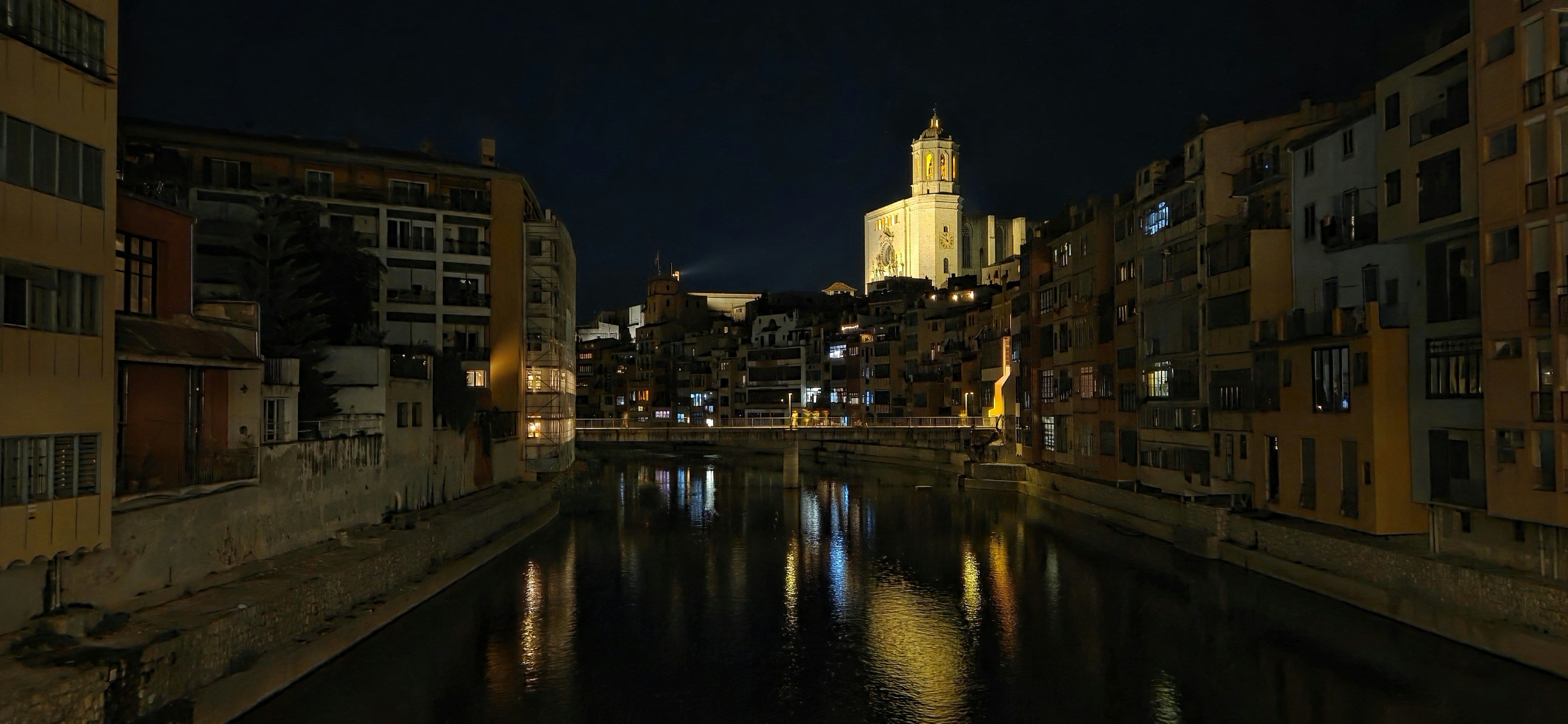 Die beleuchtete Kathedrale von Girona mit Blick auf den Fluss Onyar in Girona, Spanien, nachts