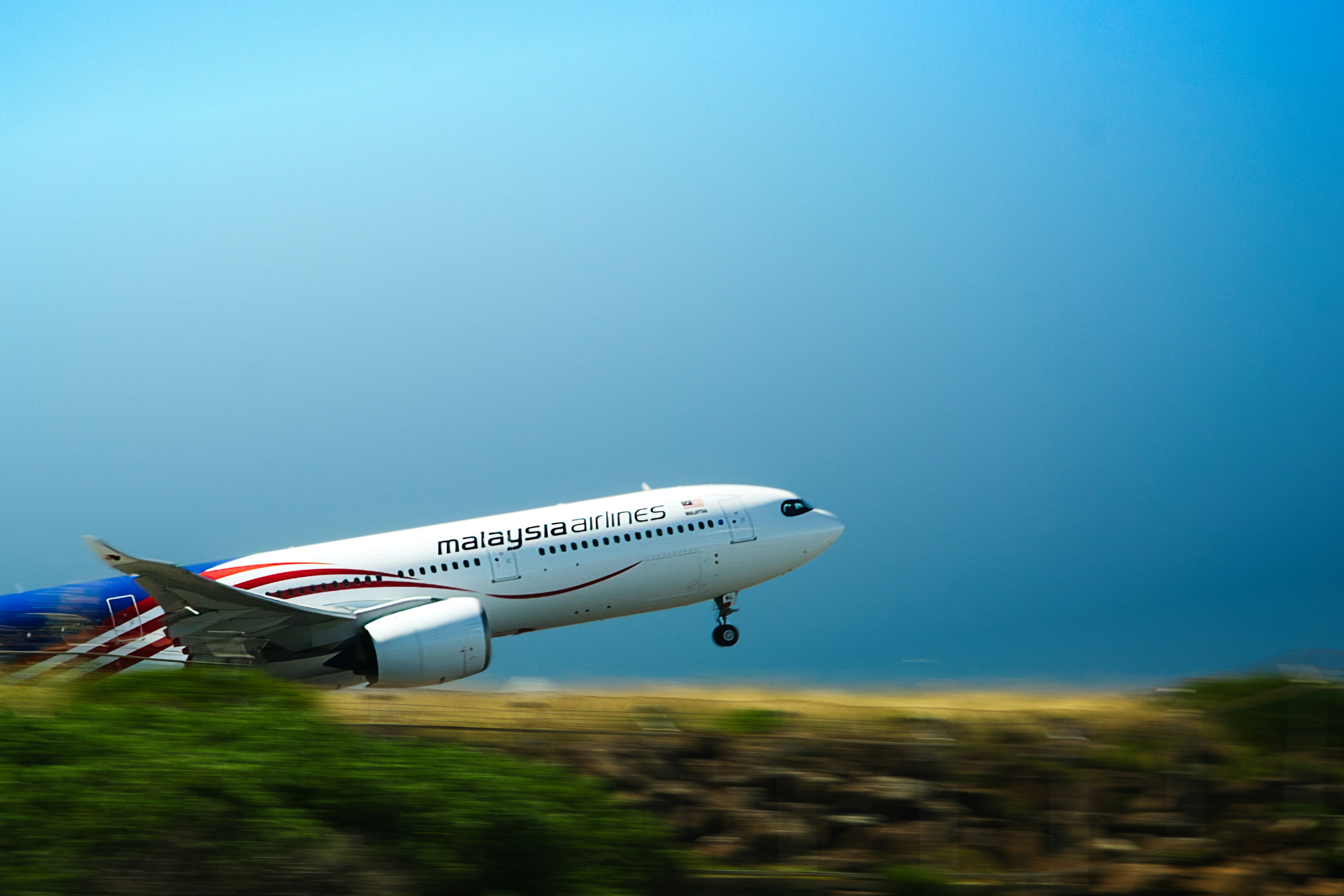 Pesawat Malaysia Airlines di udara